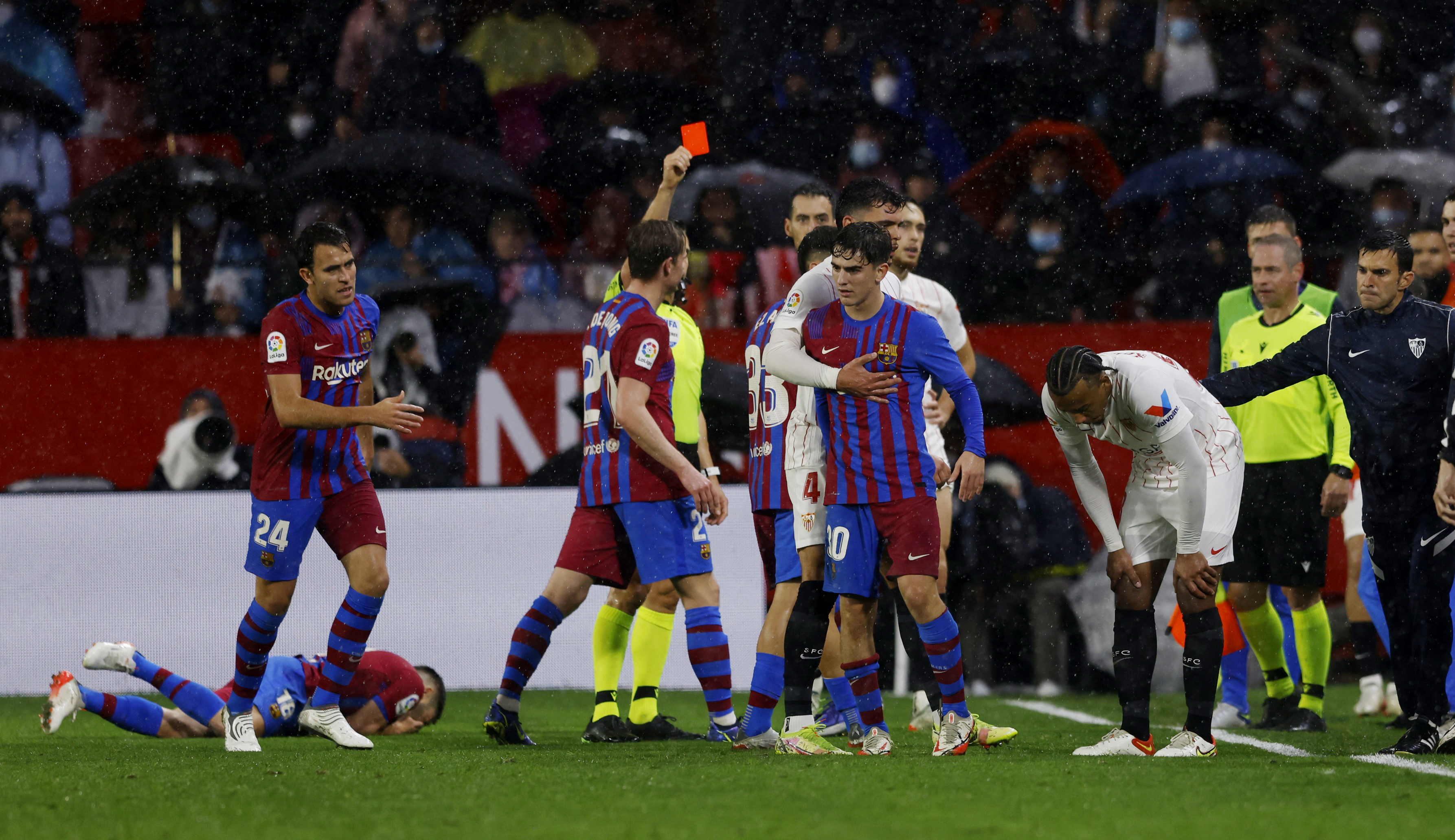 Không thắng nổi 10 người Sevilla, Barca lỡ cơ hội vào top 4 - Ảnh 3.