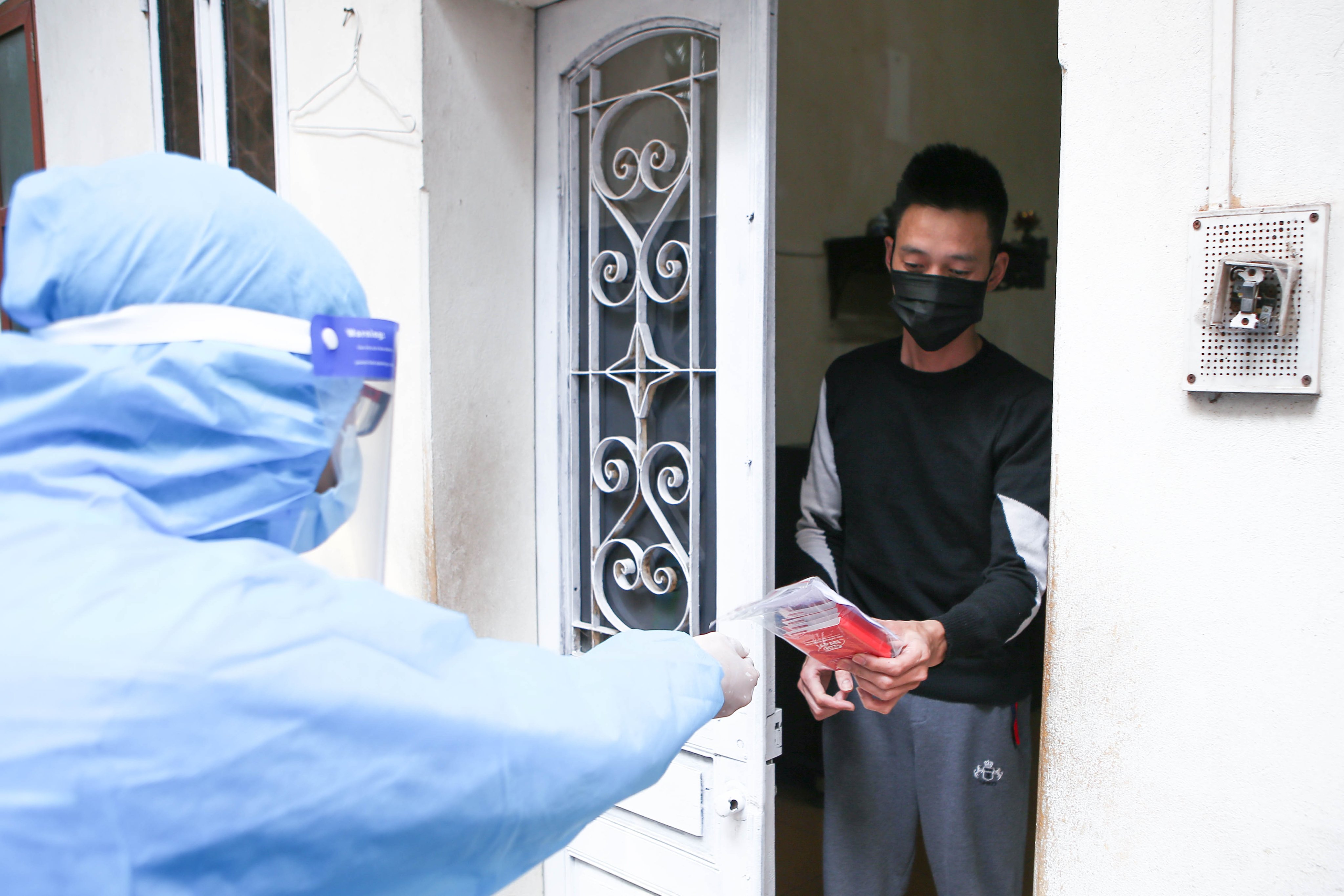 Dương tính COVID-19 kéo dài 15-21 ngày có nguy hiểm? - Ảnh 1. Dương tính COVID-19 kéo dài 15-21 ngày có nguy hiểm? - Ảnh 1.