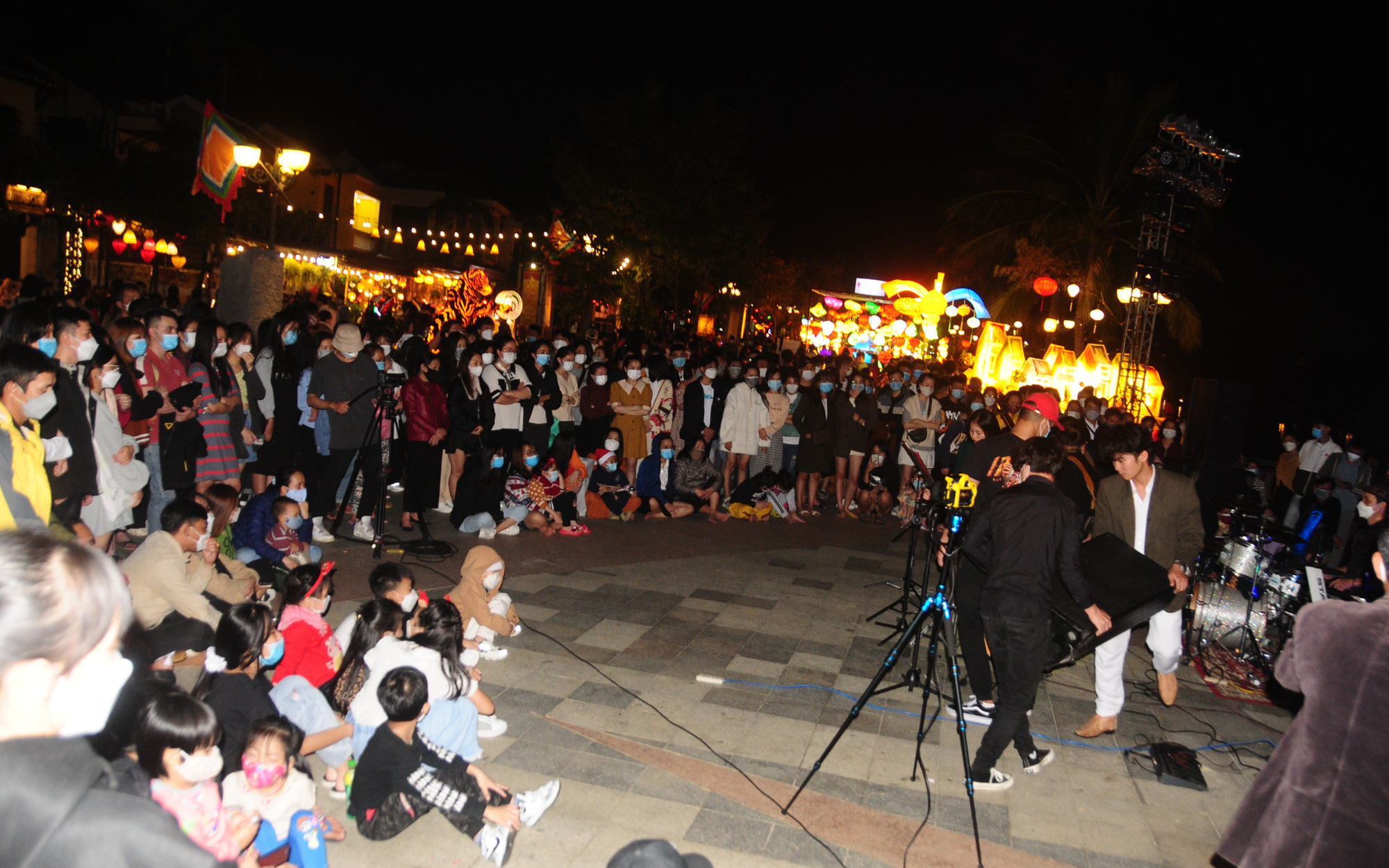 Hàng ngàn khách đổ về tham quan phố cổ Hội An đêm Giáng sinh
