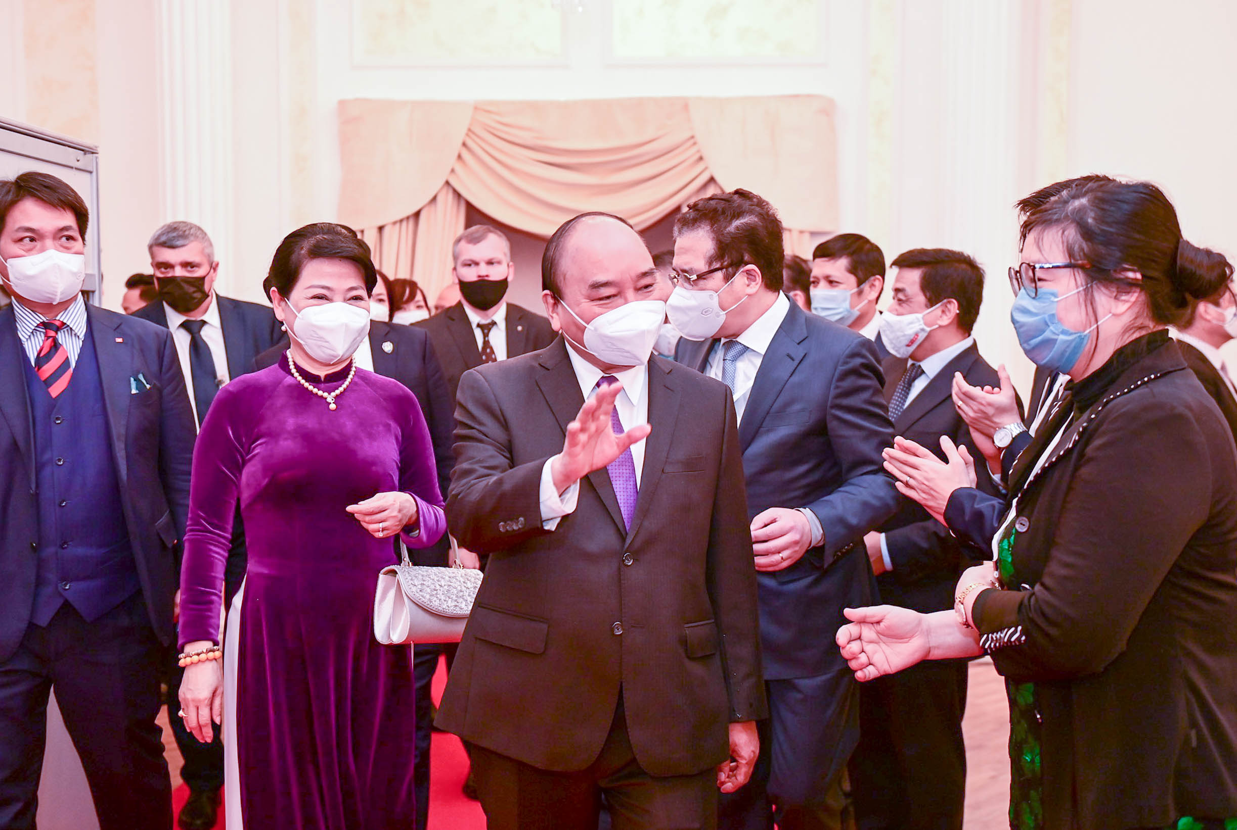 Chủ tịch nước Nguyễn Xuân Phúc gặp gỡ bà con Việt kiều tại Liên bang Nga - Ảnh 2.