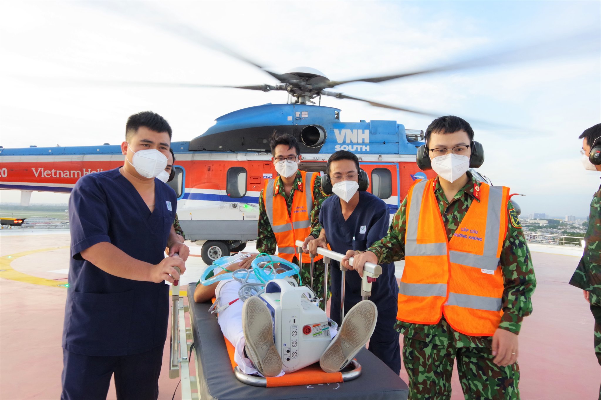 14 chuyến bay trực thăng huấn luyện cấp cứu xuyên đêm trên nóc Bệnh viện Quân y 175 - Ảnh 4.