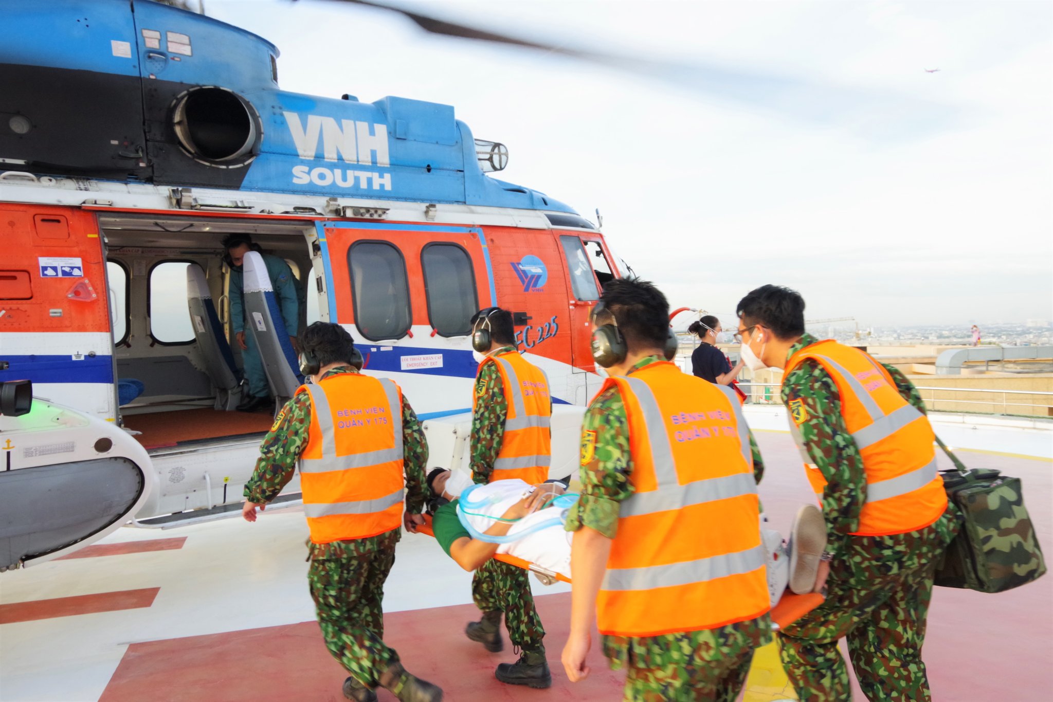 14 chuyến bay trực thăng huấn luyện cấp cứu xuyên đêm trên nóc Bệnh viện Quân y 175 - Ảnh 2.