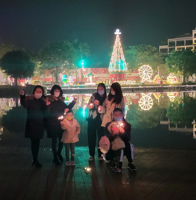 Không bắn pháo hoa, đếm ngược đón năm mới: Phố phường Hà Nội vắng vẻ như ngày thường - Ảnh 7. Không bắn pháo hoa, đếm ngược đón năm mới: Phố phường Hà Nội vắng vẻ như ngày thường - Ảnh 7.