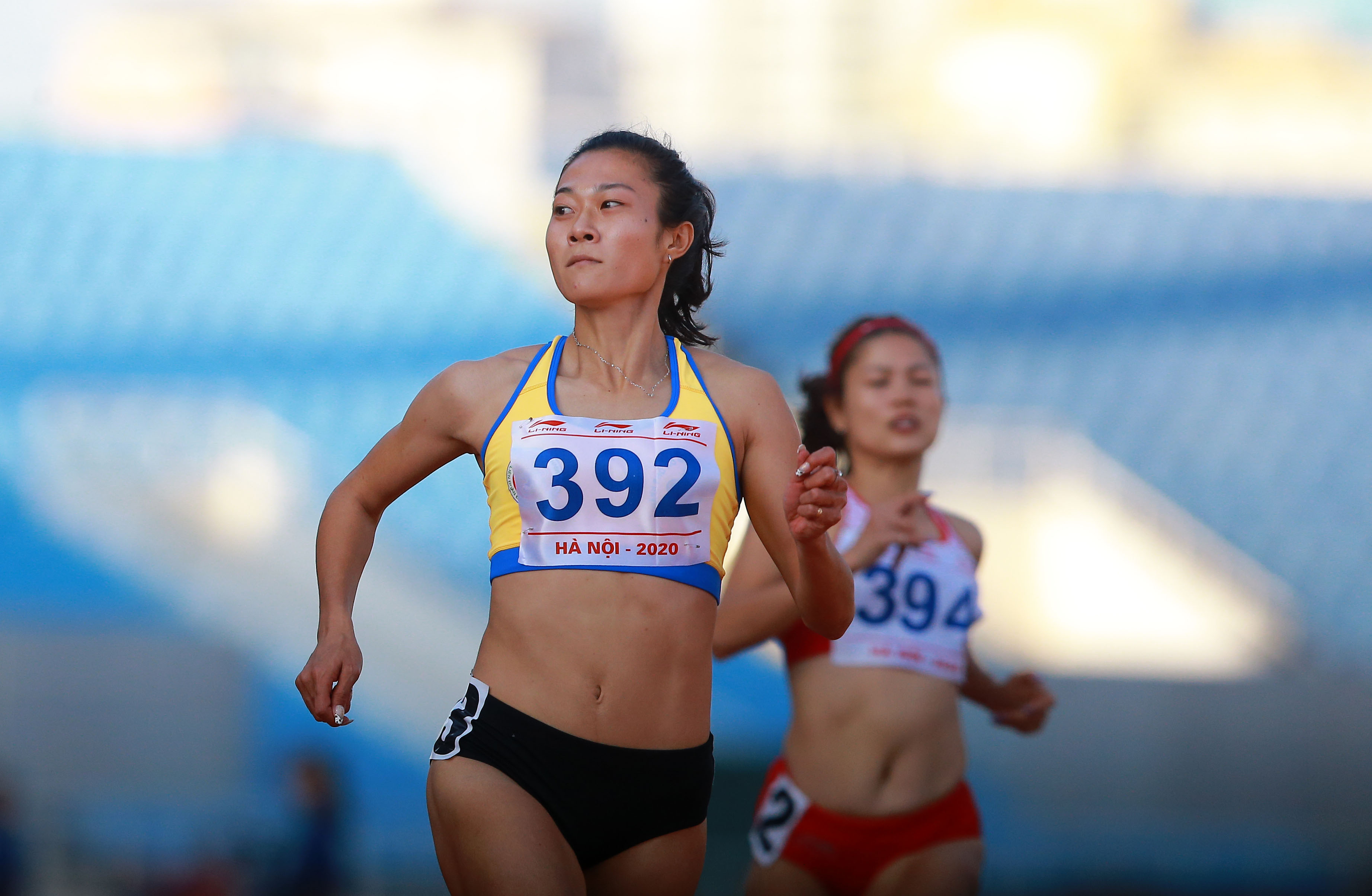 Lê Tú Chinh vô đối trên đường đua 100m - Ảnh 1.