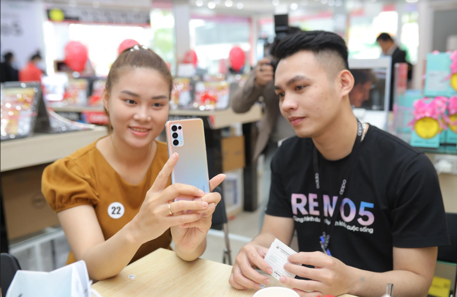 OPPO Reno5 xác lập kỷ lục mới về doanh số trong quý I-2021 - Ảnh 2. OPPO Reno5 xác lập kỷ lục mới về doanh số trong quý I-2021 - Ảnh 2.