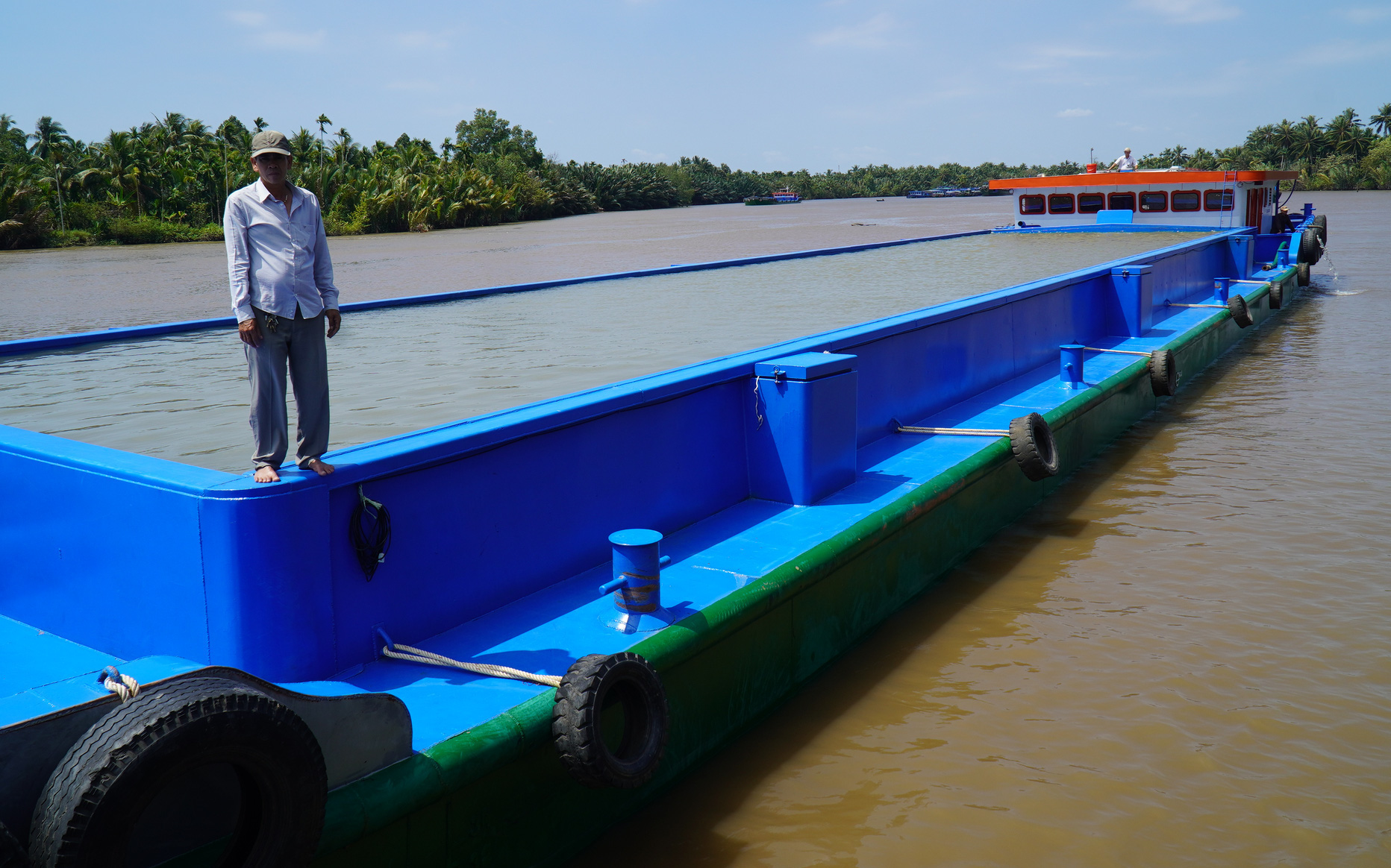 Nhà máy nước chấp nhận lỗ, thuê sà lan chở nước ngọt về cấp cho người dân- Ảnh 5. Nước nhiễm mặn, dùng sà lan chở nước thô về xử lý khiến giá nước Bến Tre lên 51.000/m3