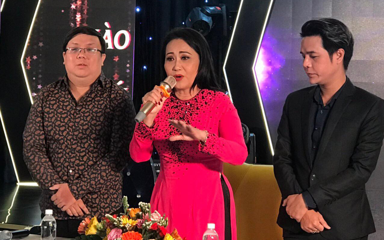 Nghệ sĩ cải lương Thanh Hằng nhớ món giò heo hầm nước dừa nấu cho Vũ Linh ăn- Ảnh 4. Gia Bảo tổ chức minishow cho nghệ sĩ Thanh Hằng