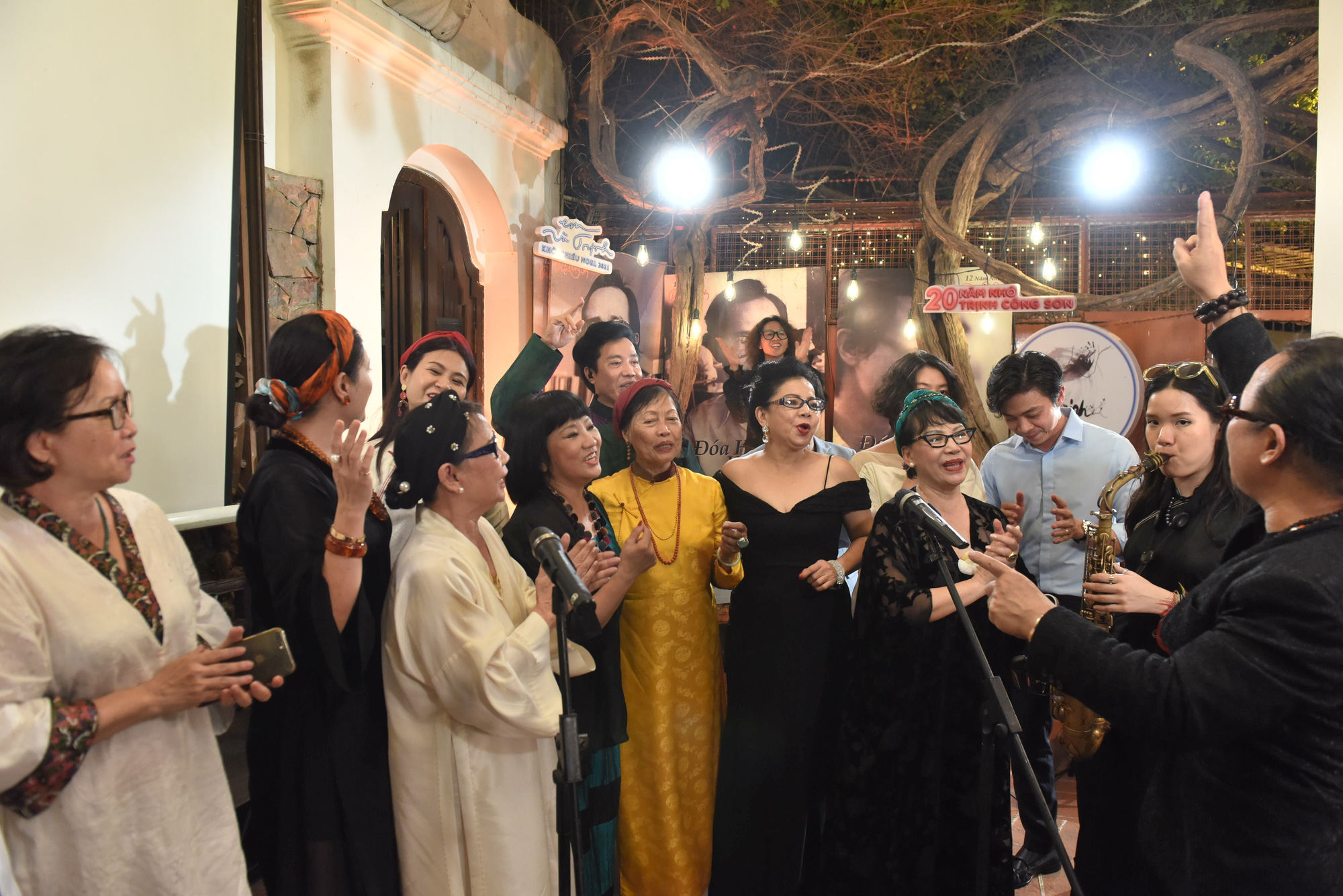 Hồng Nhung, Quang Dũng, Lân Nhã, Cẩm Vân hát ở ngôi nhà Trịnh Công Sơn từng sống - Ảnh 12.