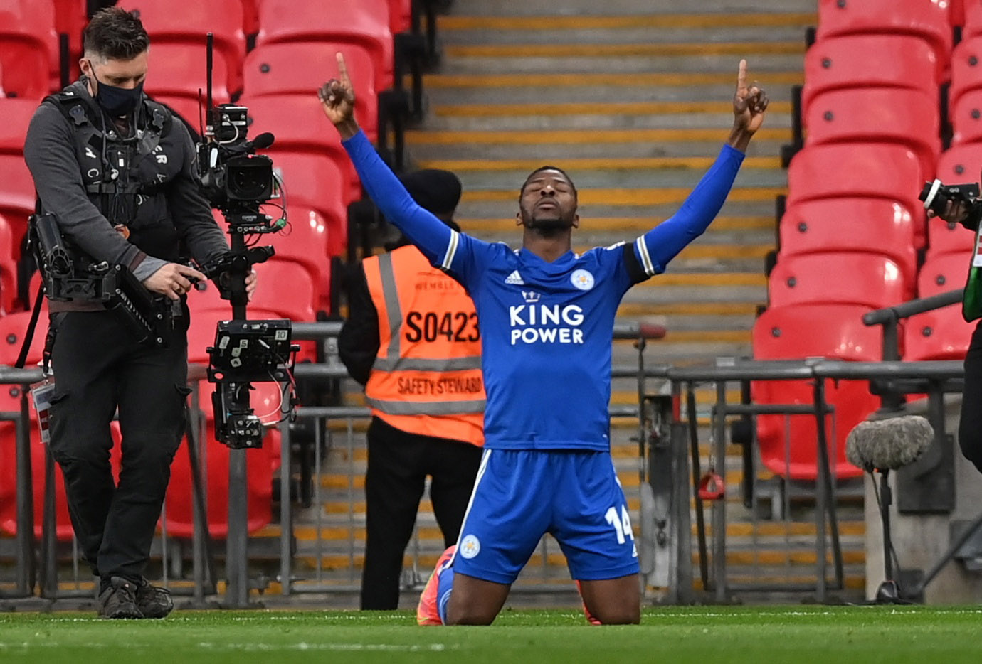 Iheanacho đưa Leicester vào chung kết Cúp FA - Ảnh 1. Iheanacho đưa Leicester vào chung kết Cúp FA - Ảnh 1.