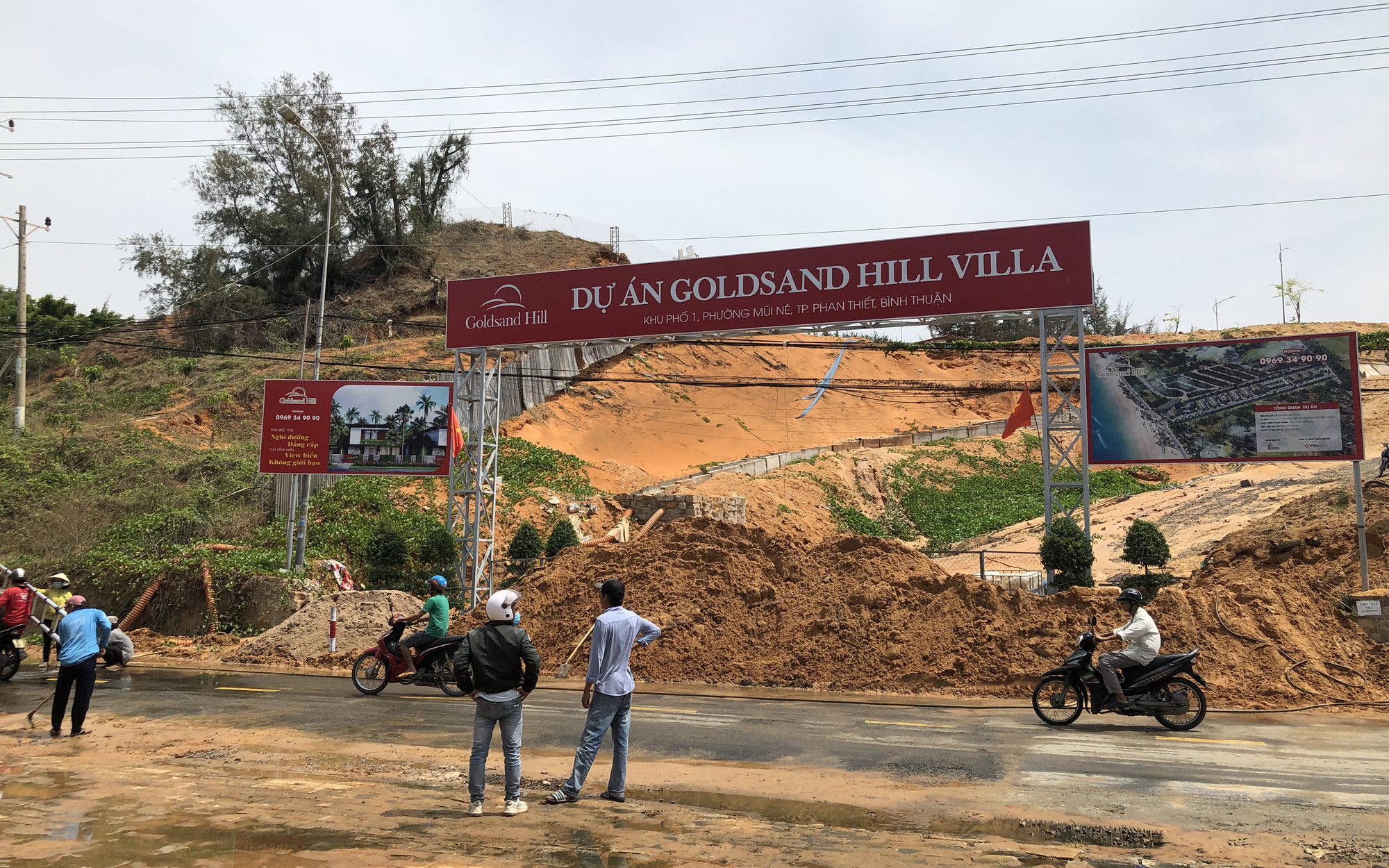 Mưa đầu mùa, cát đỏ tràn ngập cả đường và xe cộ ở Mũi Né- Ảnh 6. Cát đỏ dự án Goldsand Hill Villa lại sạt lở ngập đường ở TP Phan Thiết