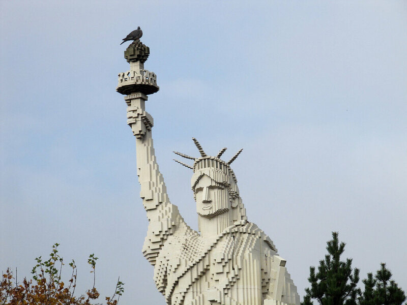 Nữ thần Tự do tràn ngập từ Á đến Âu, nhiều tượng phá cách - Ảnh 8.
