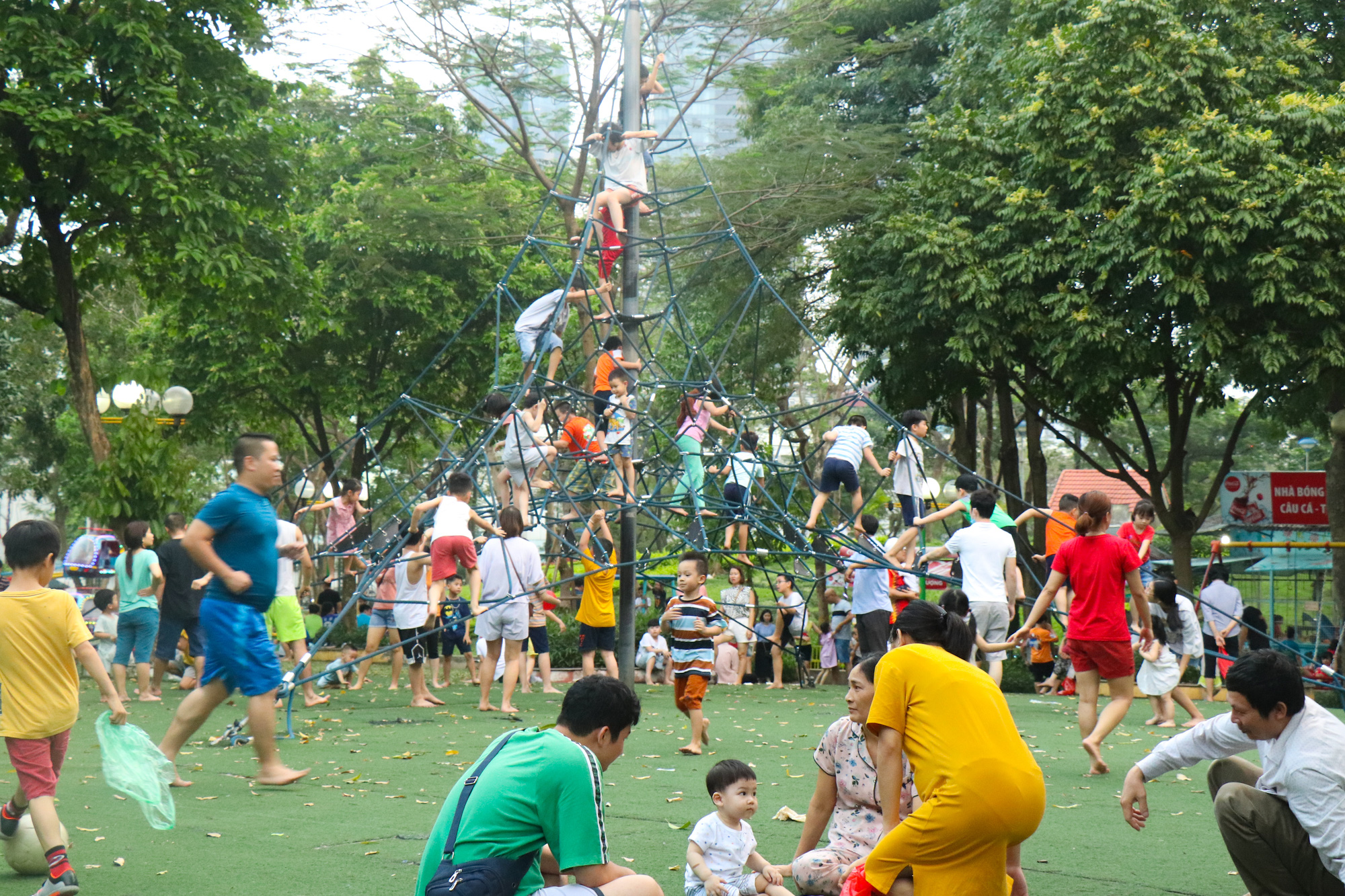 Không chỉ tới siêu thị, công viên, người dân thủ đô còn đổ tới... bảo tàng chơi lễ - Ảnh 2. Không chỉ tới siêu thị, công viên, người dân thủ đô còn đổ tới... bảo tàng chơi lễ - Ảnh 2.