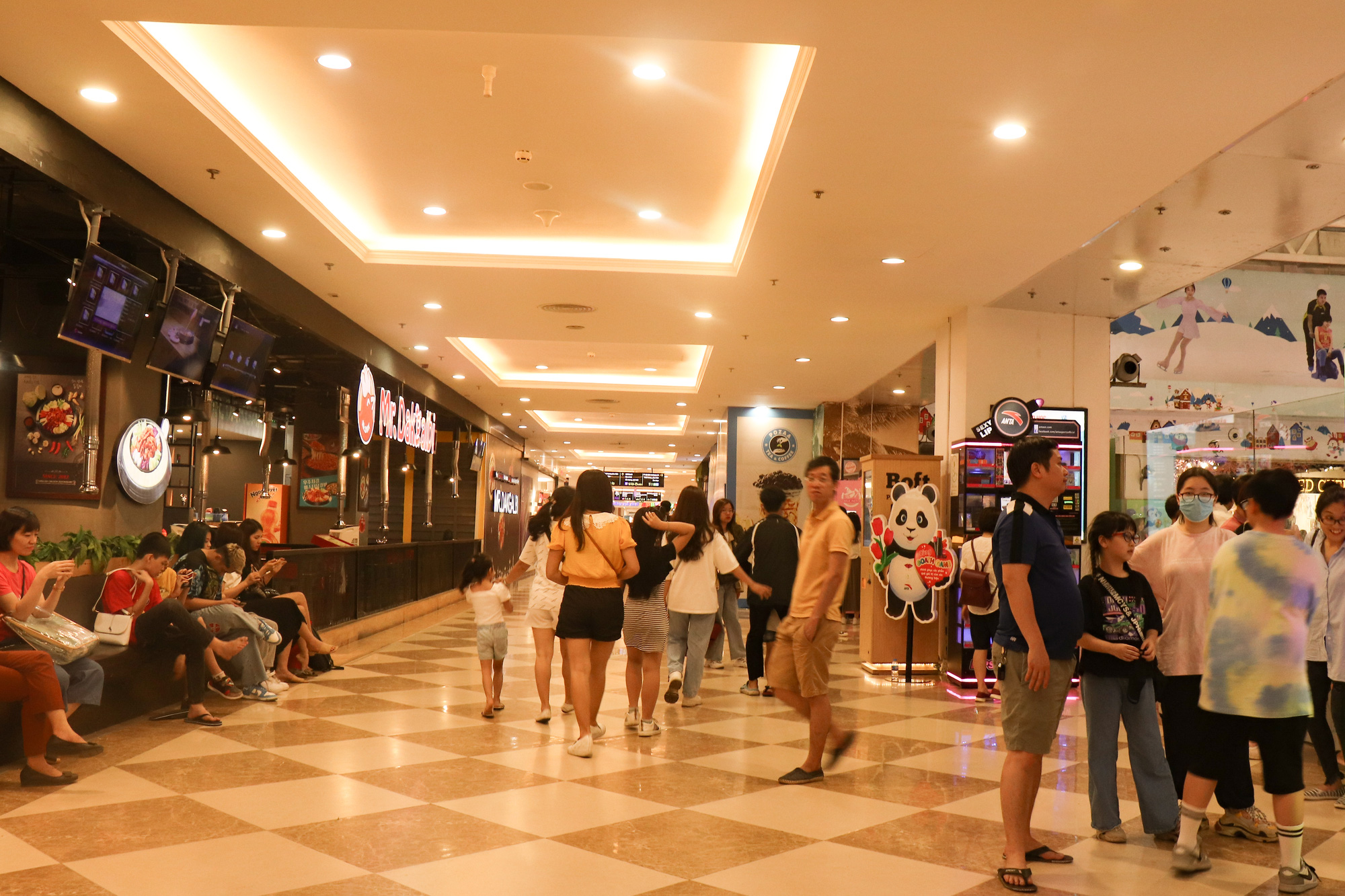 Không chỉ tới siêu thị, công viên, người dân thủ đô còn đổ tới... bảo tàng chơi lễ - Ảnh 6. Không chỉ tới siêu thị, công viên, người dân thủ đô còn đổ tới... bảo tàng chơi lễ - Ảnh 6.