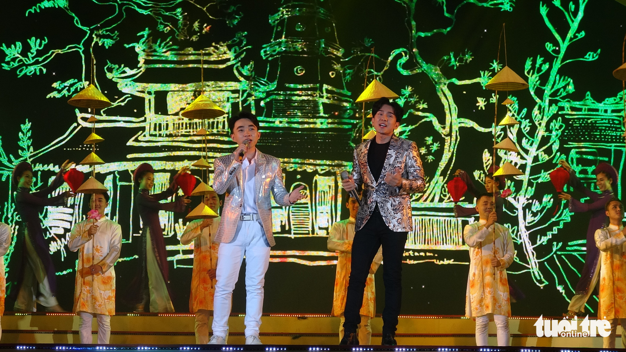 Đan Trường, Phi Nhung, Hiền Thục hát mừng Giỗ Tổ Hùng Vương - Ảnh 5. Đan Trường, Phi Nhung, Hiền Thục hát mừng Giỗ Tổ Hùng Vương - Ảnh 5.