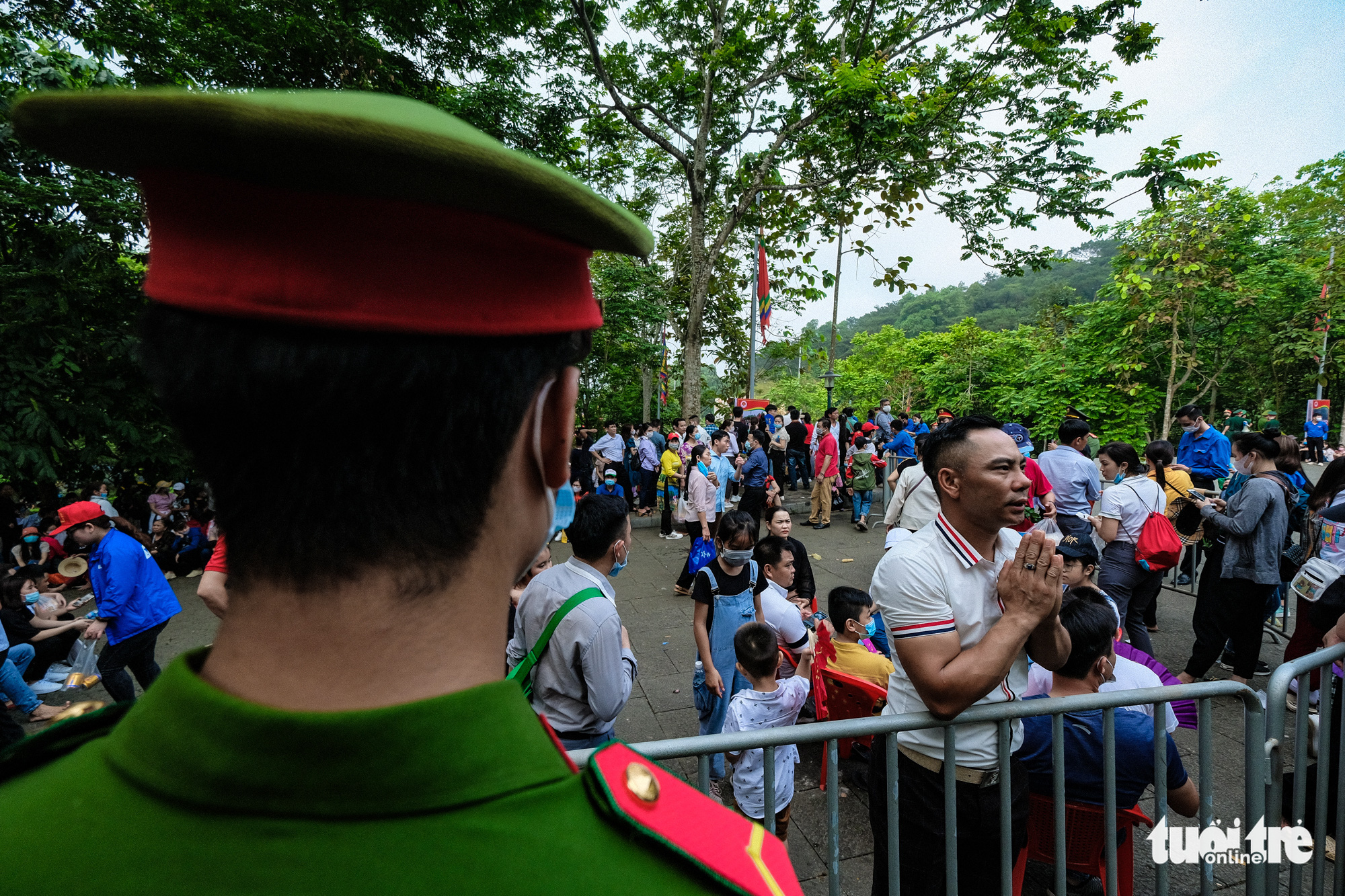 Biển người đổ về dâng lễ ở đền Hùng, Phú Thọ - Ảnh 11. Biển người đổ về dâng lễ ở đền Hùng, Phú Thọ - Ảnh 11.