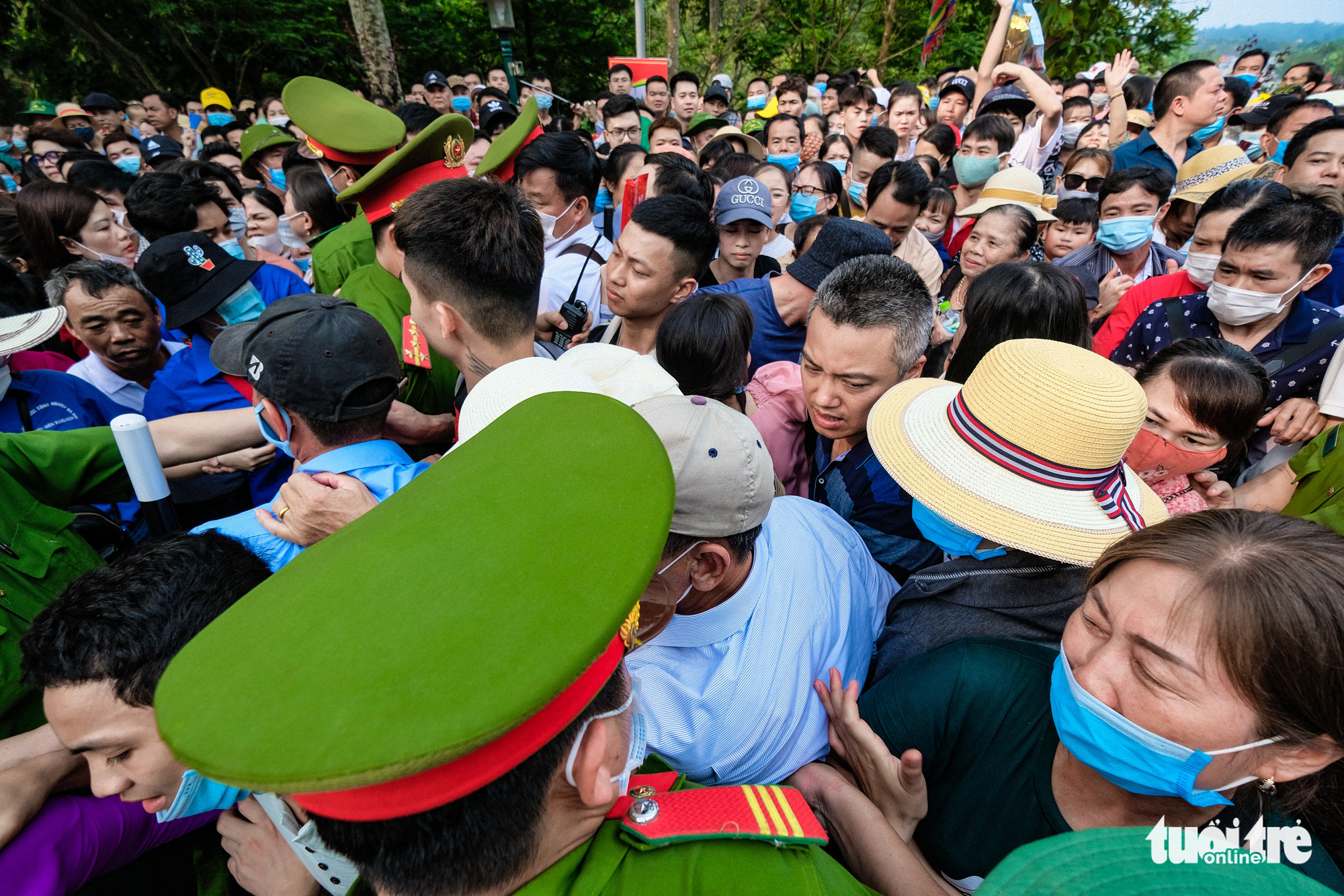 Biển người đổ về dâng lễ ở đền Hùng, Phú Thọ - Ảnh 6. Biển người đổ về dâng lễ ở đền Hùng, Phú Thọ - Ảnh 6.