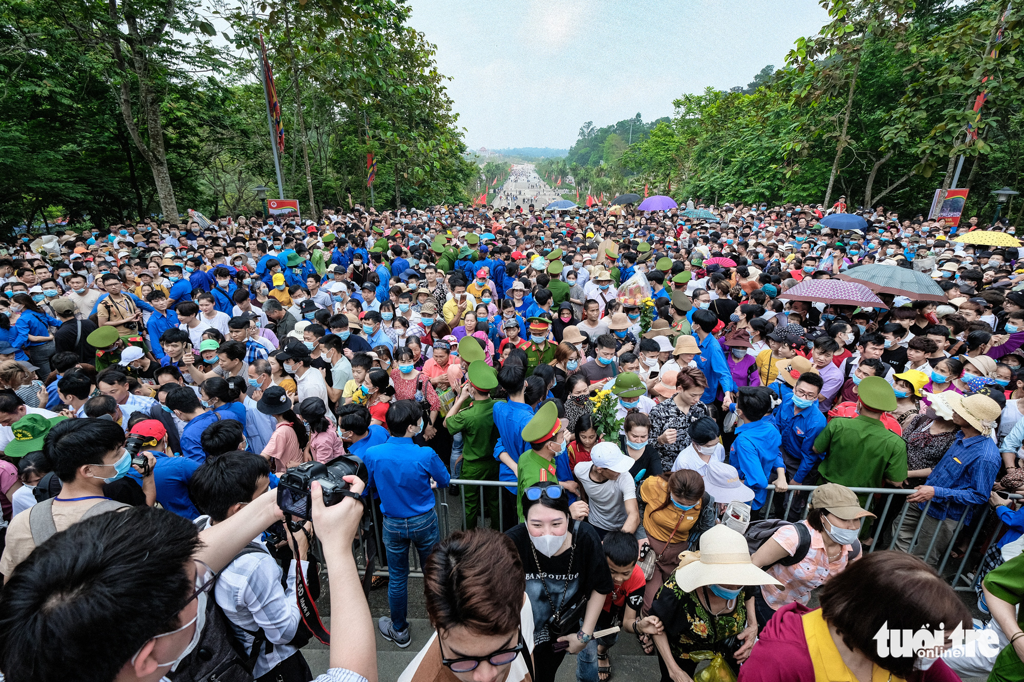 Biển người đổ về dâng lễ ở đền Hùng, Phú Thọ - Ảnh 5. Biển người đổ về dâng lễ ở đền Hùng, Phú Thọ - Ảnh 5.