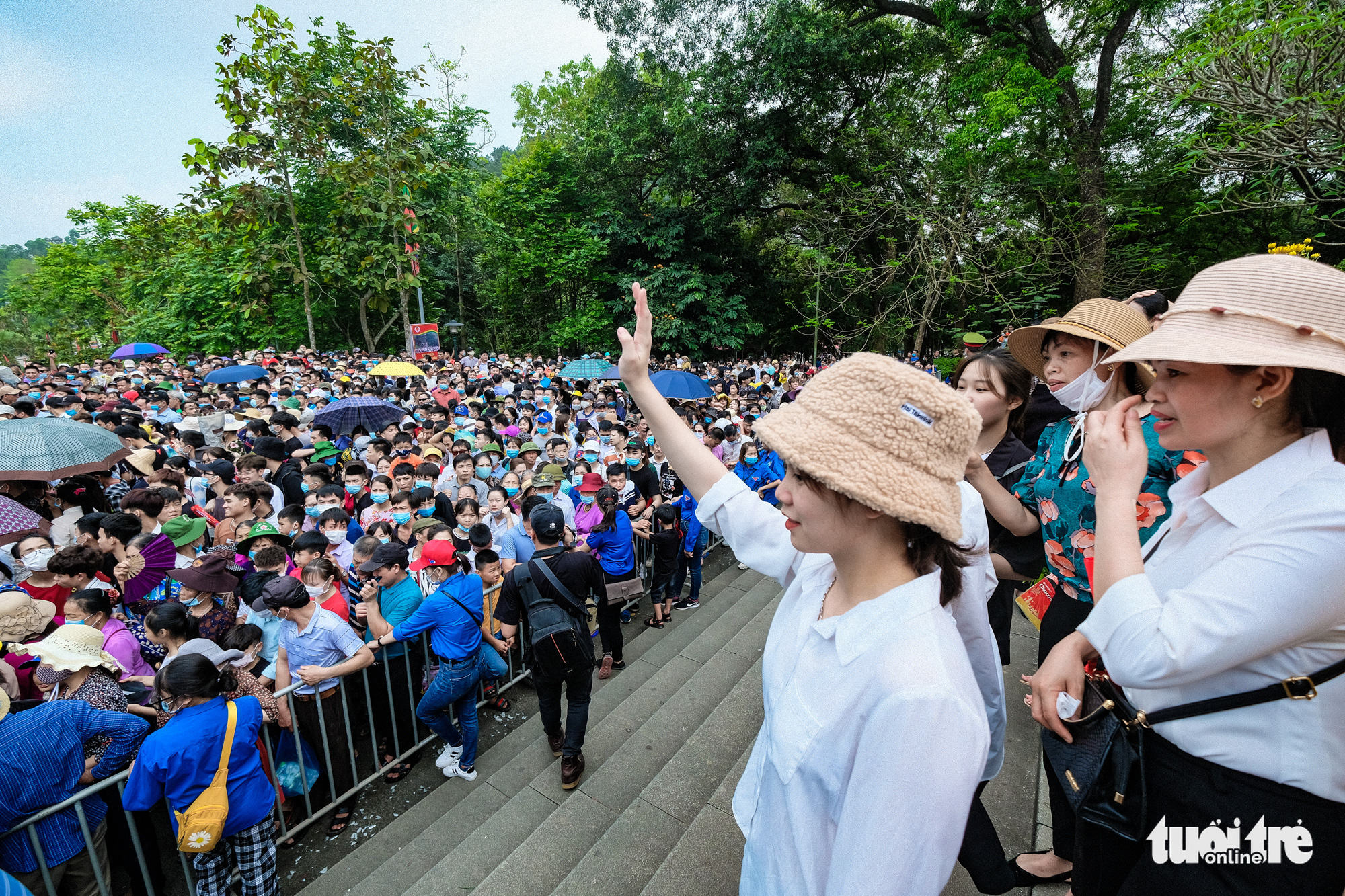 Biển người đổ về dâng lễ ở đền Hùng, Phú Thọ - Ảnh 8. Biển người đổ về dâng lễ ở đền Hùng, Phú Thọ - Ảnh 8.