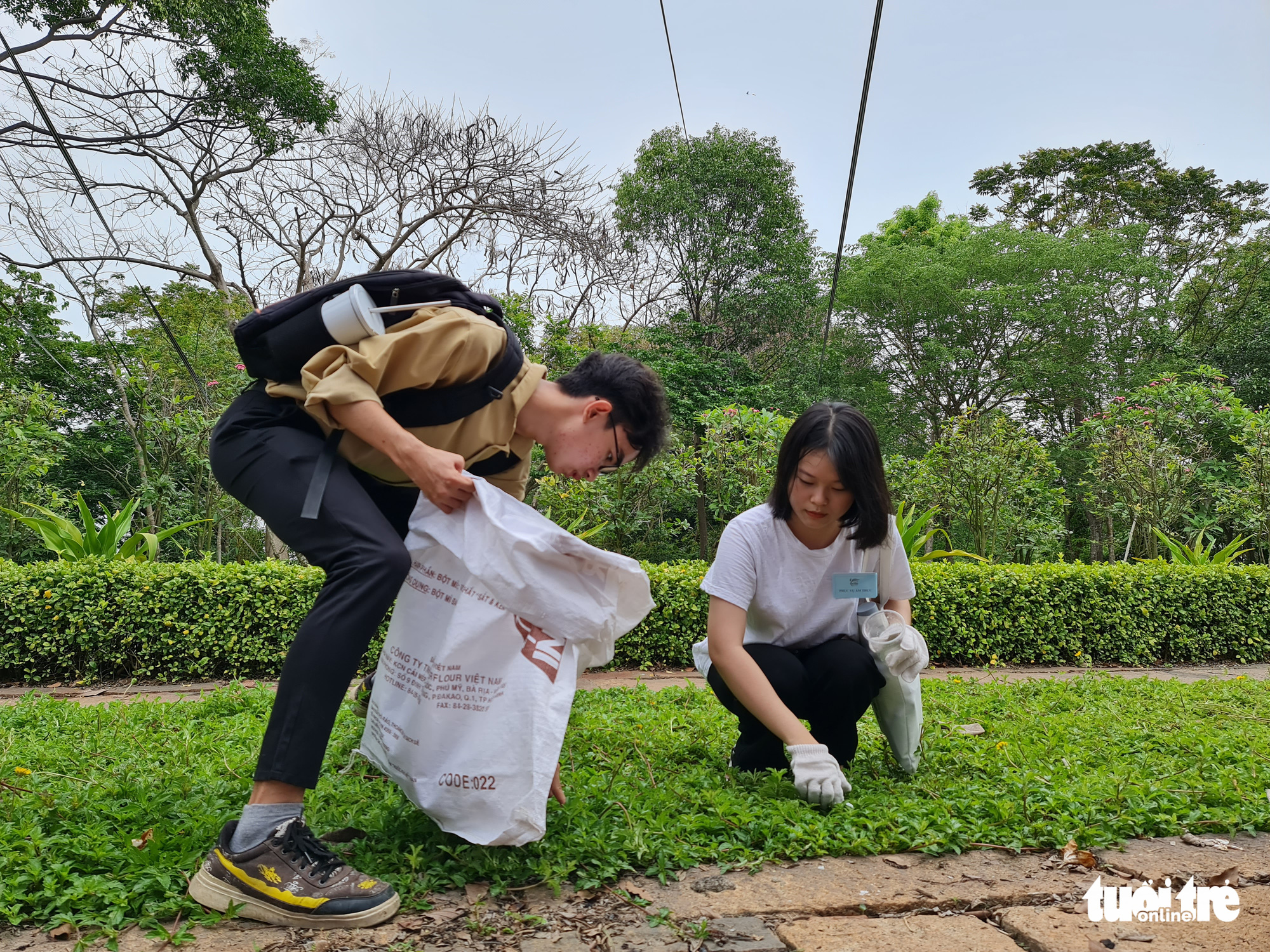 Nhặt rác ở đền thờ các Vua Hùng ngày Giỗ tổ: Bị nói sống ảo, làm màu vẫn không bỏ cuộc - Ảnh 5. Nhặt rác ở đền thờ các Vua Hùng ngày Giỗ tổ: Bị nói sống ảo, làm màu vẫn không bỏ cuộc - Ảnh 5.