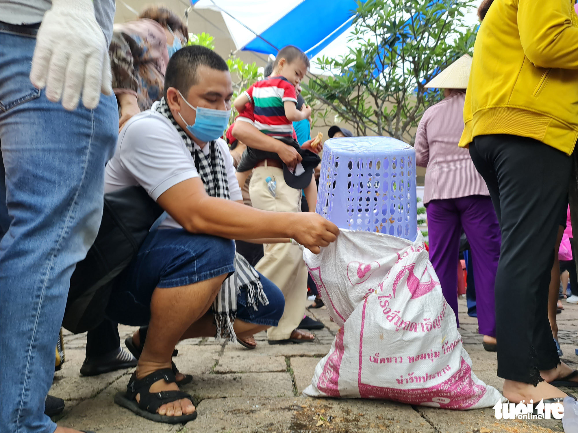 Nhặt rác ở đền thờ các Vua Hùng ngày Giỗ tổ: Bị nói sống ảo, làm màu vẫn không bỏ cuộc - Ảnh 6. Nhặt rác ở đền thờ các Vua Hùng ngày Giỗ tổ: Bị nói sống ảo, làm màu vẫn không bỏ cuộc - Ảnh 6.