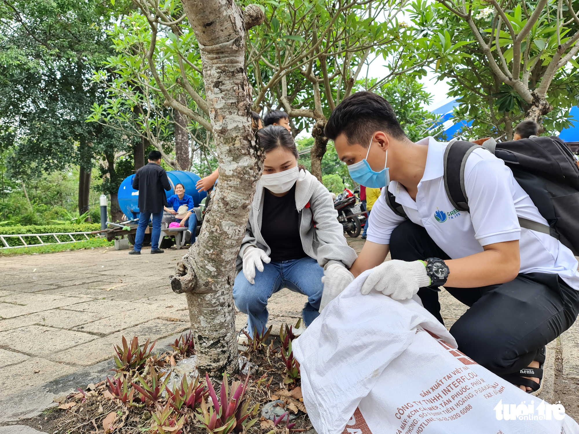 Nhặt rác ở đền thờ các Vua Hùng ngày Giỗ tổ: Bị nói sống ảo, làm màu vẫn không bỏ cuộc - Ảnh 7. Nhặt rác ở đền thờ các Vua Hùng ngày Giỗ tổ: Bị nói sống ảo, làm màu vẫn không bỏ cuộc - Ảnh 7.