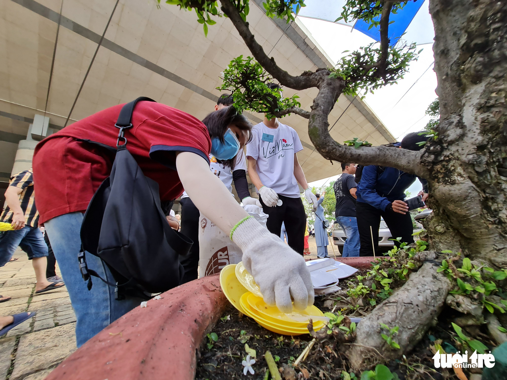 Nhặt rác ở đền thờ các Vua Hùng ngày Giỗ tổ: Bị nói sống ảo, làm màu vẫn không bỏ cuộc - Ảnh 3. Nhặt rác ở đền thờ các Vua Hùng ngày Giỗ tổ: Bị nói sống ảo, làm màu vẫn không bỏ cuộc - Ảnh 3.