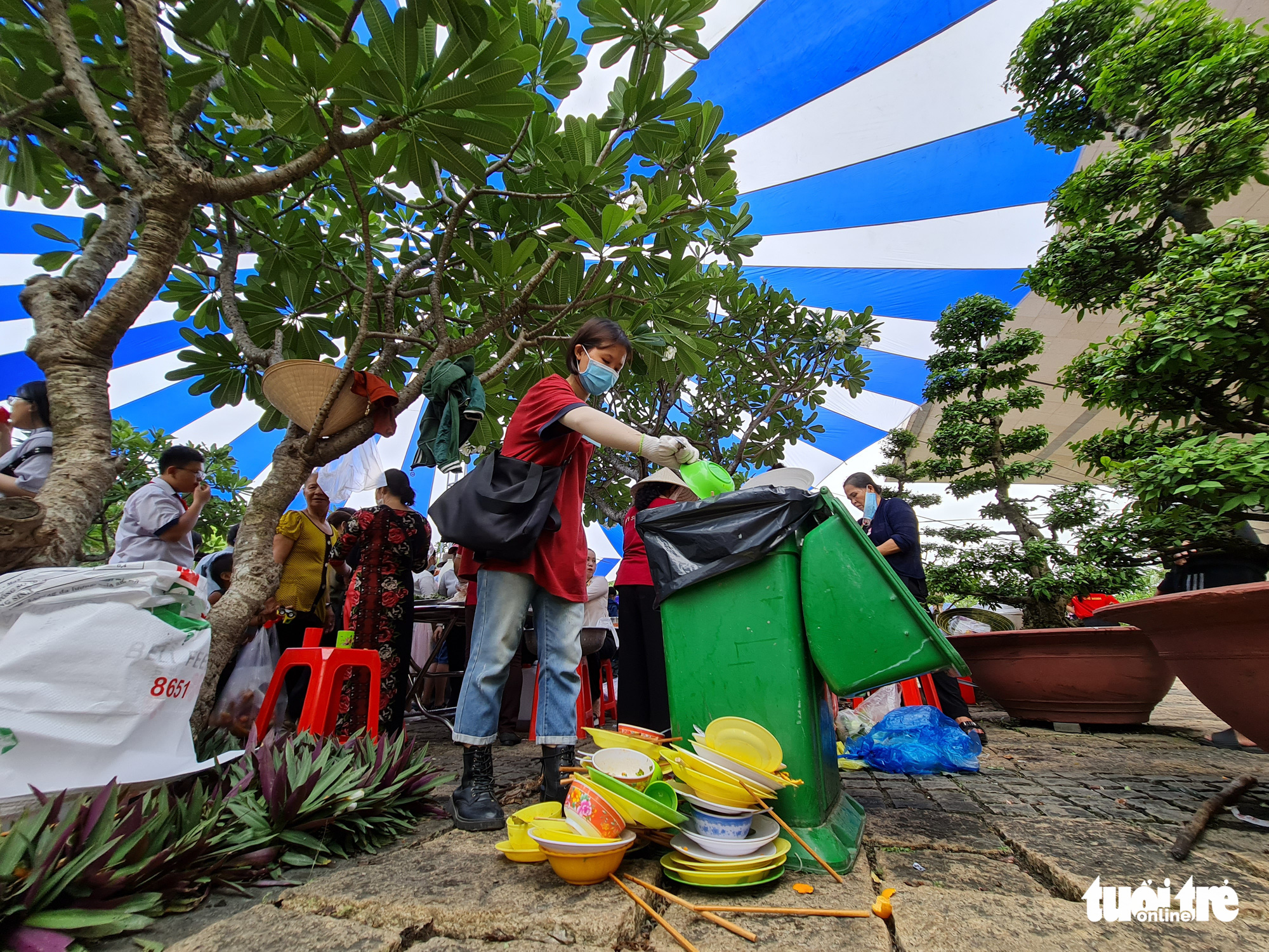 Nhặt rác ở đền thờ các Vua Hùng ngày Giỗ tổ: Bị nói sống ảo, làm màu vẫn không bỏ cuộc - Ảnh 10. Nhặt rác ở đền thờ các Vua Hùng ngày Giỗ tổ: Bị nói sống ảo, làm màu vẫn không bỏ cuộc - Ảnh 10.