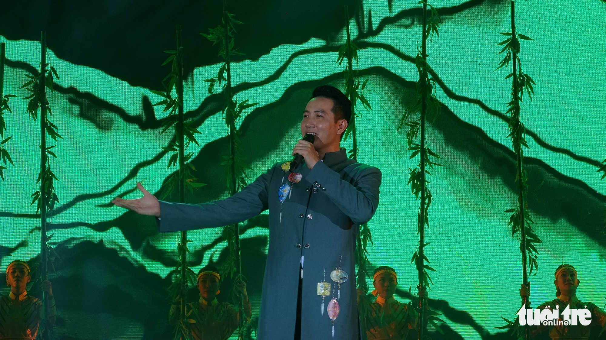 Đan Trường, Phi Nhung, Hiền Thục hát mừng Giỗ Tổ Hùng Vương - Ảnh 2. Đan Trường, Phi Nhung, Hiền Thục hát mừng Giỗ Tổ Hùng Vương - Ảnh 2.