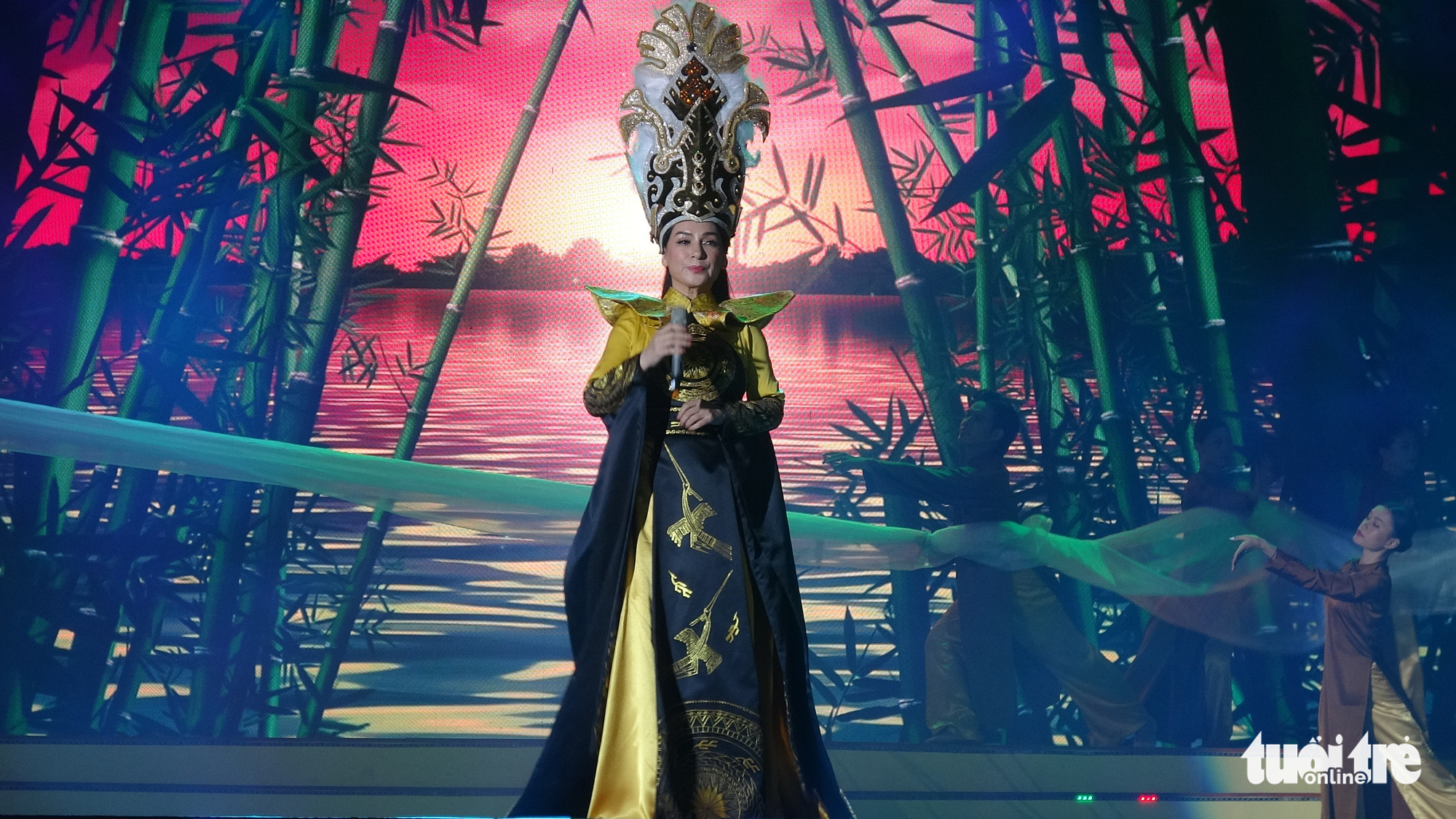 Đan Trường, Phi Nhung, Hiền Thục hát mừng Giỗ Tổ Hùng Vương - Ảnh 3. Đan Trường, Phi Nhung, Hiền Thục hát mừng Giỗ Tổ Hùng Vương - Ảnh 3.