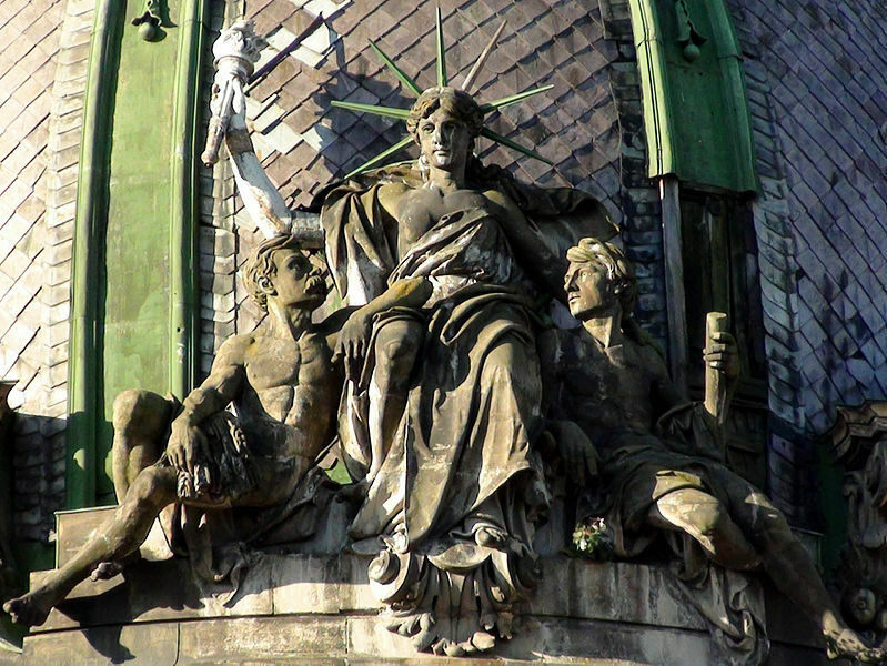 Nữ thần Tự do tràn ngập từ Á đến Âu, nhiều tượng phá cách - Ảnh 3.