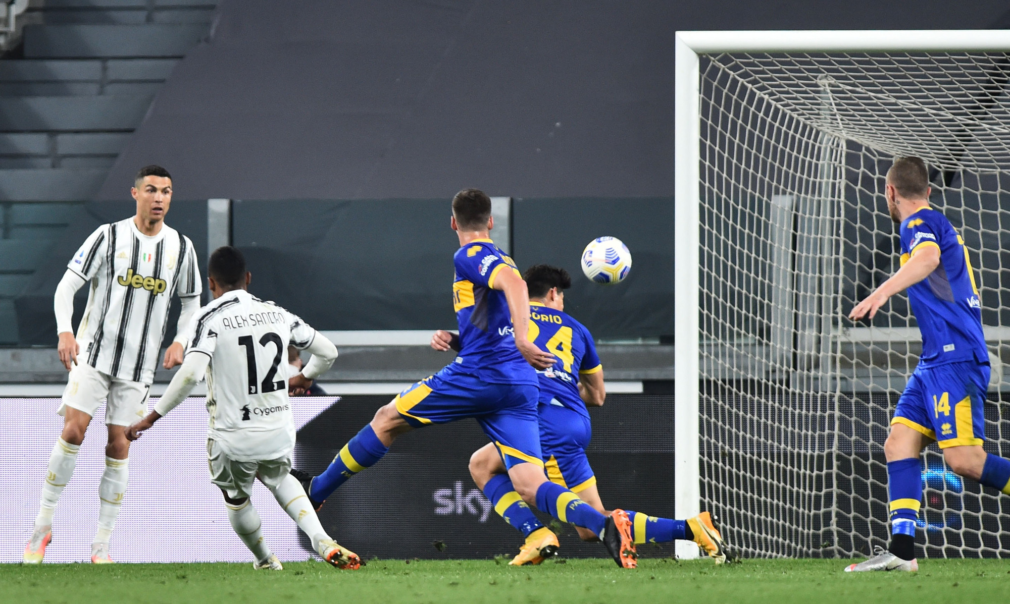 Ronaldo 'tịt ngòi, Juventus thắng ngược Parma nhờ hàng thủ - Ảnh 2. Ronaldo 'tịt ngòi, Juventus thắng ngược Parma nhờ hàng thủ - Ảnh 2.