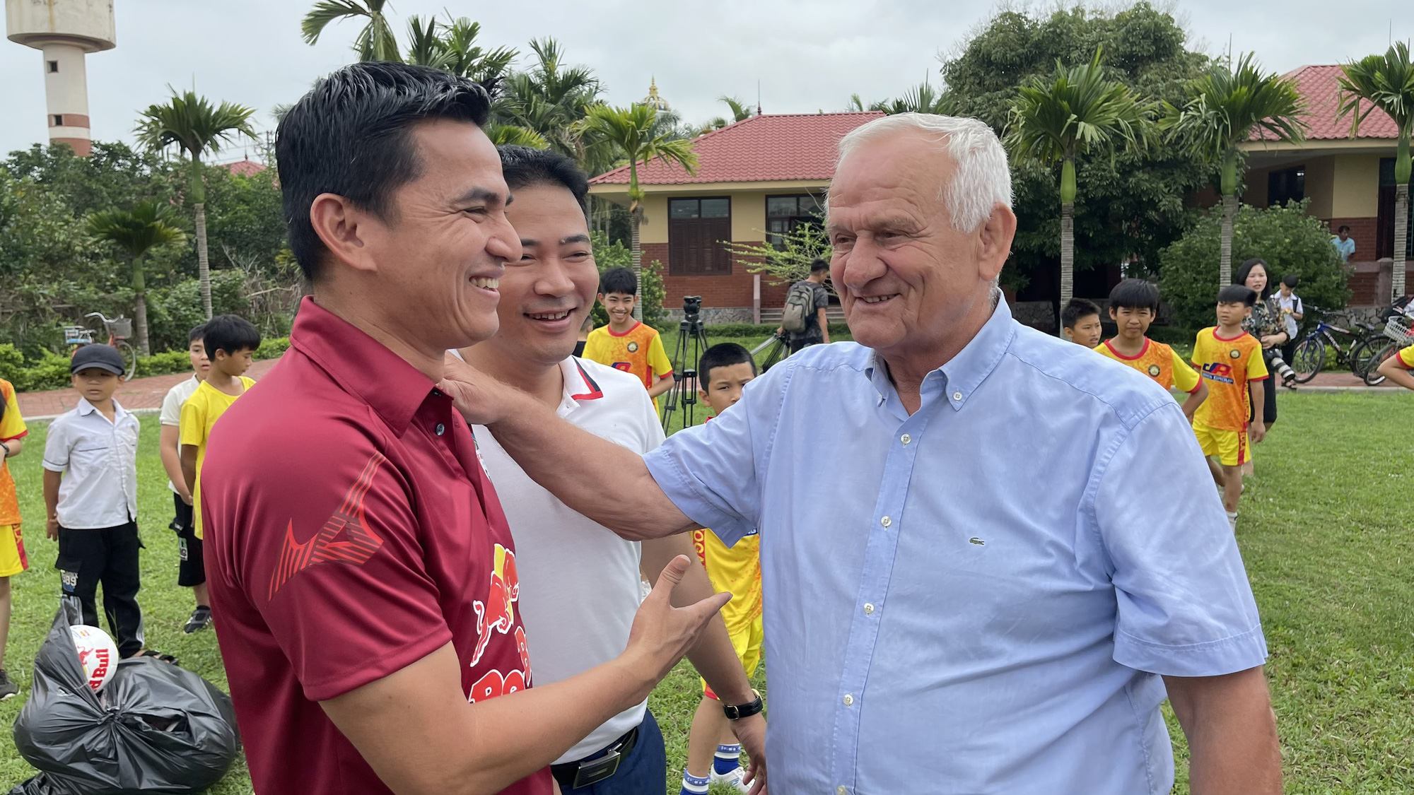 cuoc gap goi giua hai hlv petrovic (phai) va kiatisak truoc tran dau