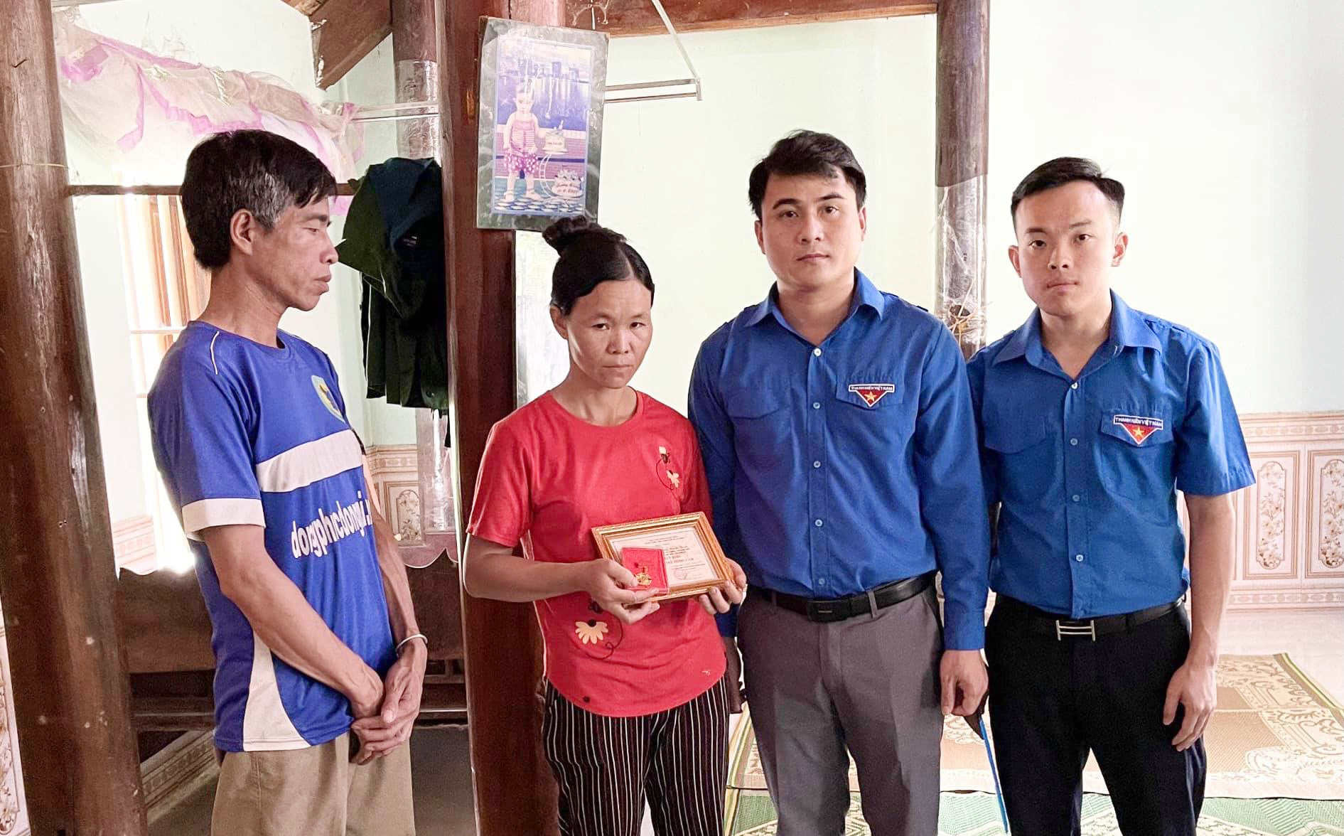 Truy tặng huy hiệu Tuổi trẻ dũng cảm cho nam sinh cứu hai em nhỏ - Ảnh 1. Truy tặng huy hiệu Tuổi trẻ dũng cảm cho nam sinh cứu hai em nhỏ - Ảnh 1.