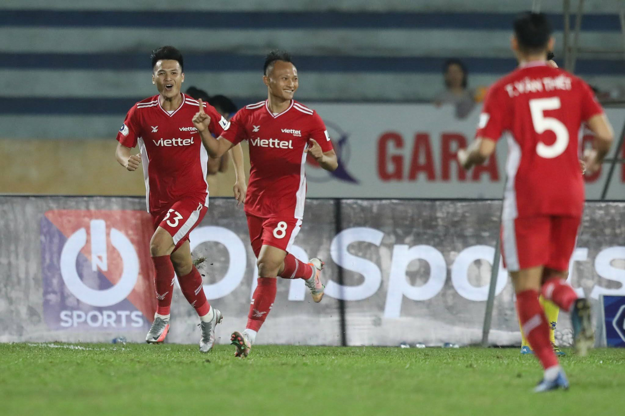 Trọng Hoàng rách cơ đùi trái, nguy cơ vắng mặt tại vòng loại World Cup 2022 - Ảnh 1.