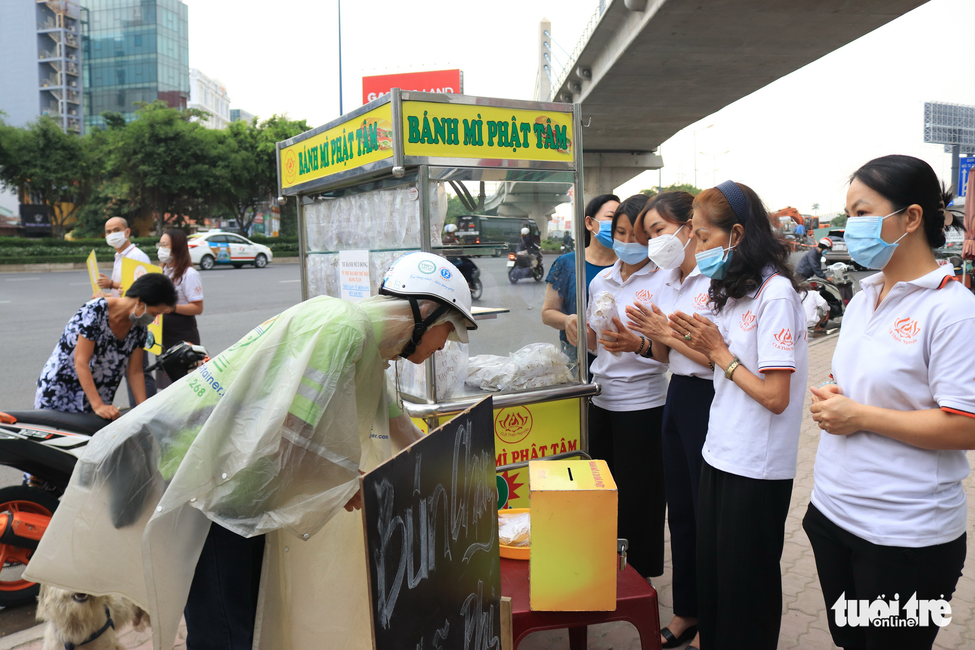 Nhún nhảy mời người khó khăn bánh mì miễn phí - Ảnh 2.