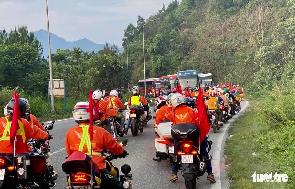 Kẹt xe nghiêm trọng, đoàn đua xe đạp Cúp truyền hình mắc kẹt trên đèo Bảo Lộc - Ảnh 1.