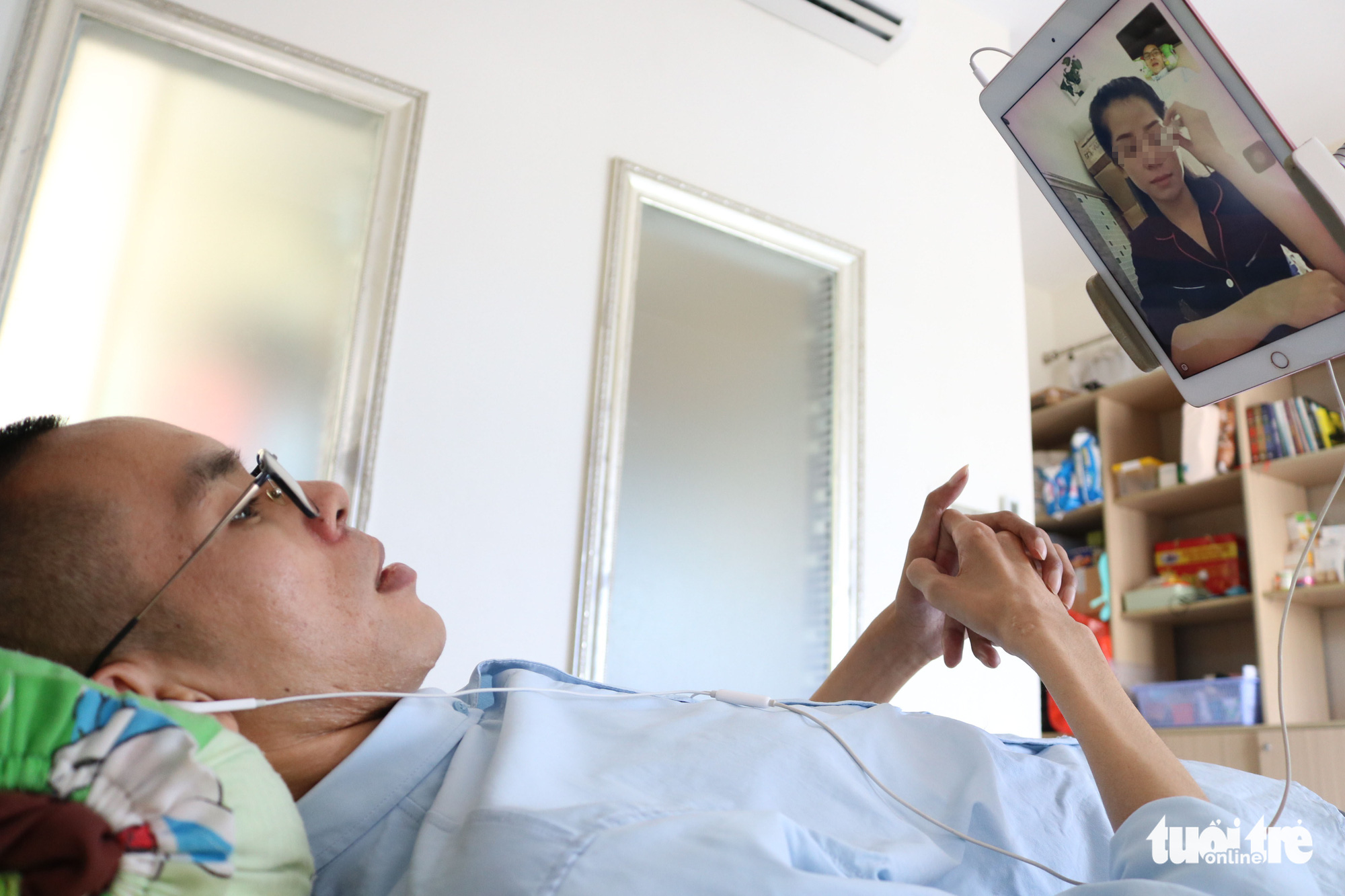 Vượt nghịch cảnh, anh chàng ngồi xe lăn viết sách, tìm được tình yêu 360 nghìn - Ảnh 2. Vượt nghịch cảnh, anh chàng ngồi xe lăn viết sách, tìm được tình yêu 360 nghìn - Ảnh 2.