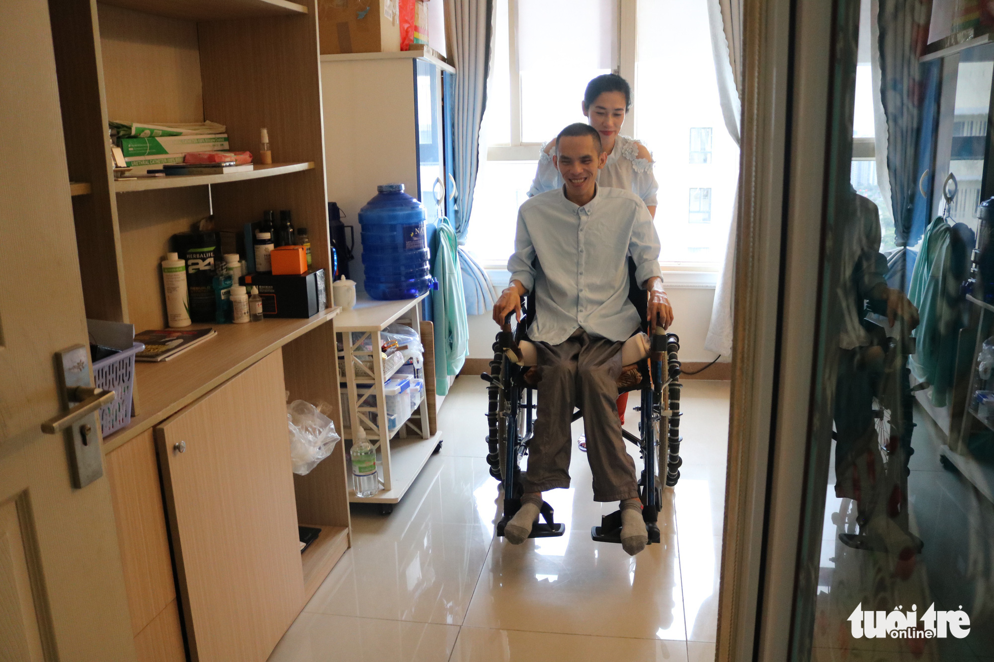 Vượt nghịch cảnh, anh chàng ngồi xe lăn viết sách, tìm được tình yêu 360 nghìn - Ảnh 4. Vượt nghịch cảnh, anh chàng ngồi xe lăn viết sách, tìm được tình yêu 360 nghìn - Ảnh 4.