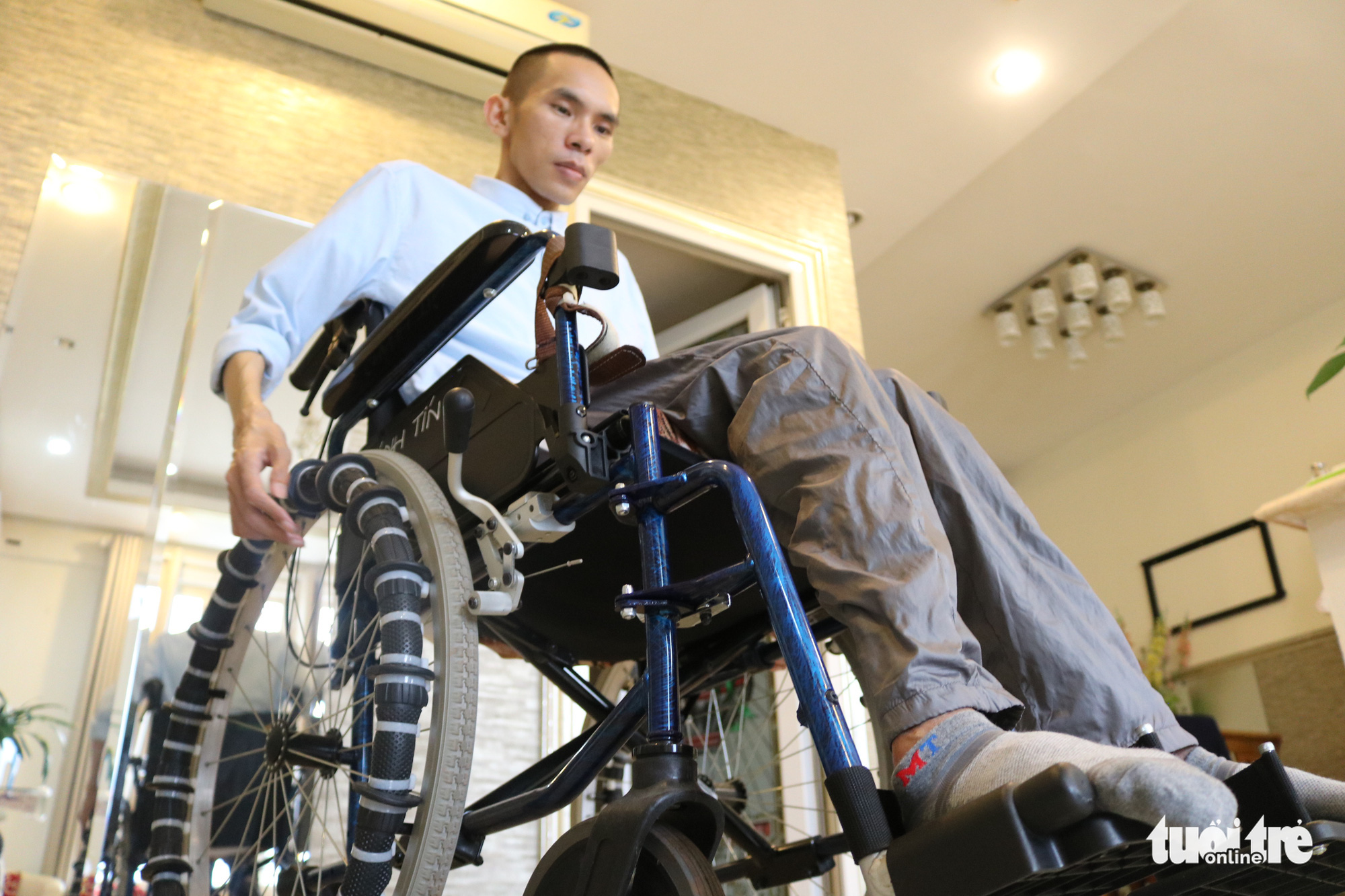 Vượt nghịch cảnh, anh chàng ngồi xe lăn viết sách, tìm được tình yêu 360 nghìn - Ảnh 5. Vượt nghịch cảnh, anh chàng ngồi xe lăn viết sách, tìm được tình yêu 360 nghìn - Ảnh 5.