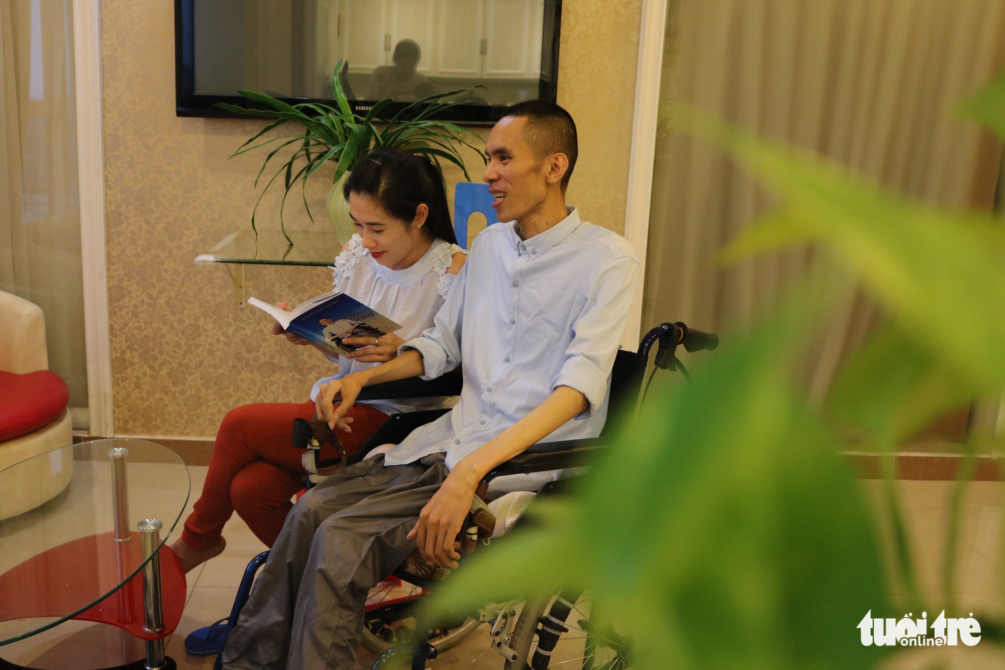 Vượt nghịch cảnh, anh chàng ngồi xe lăn viết sách, tìm được tình yêu 360 nghìn - Ảnh 6. Vượt nghịch cảnh, anh chàng ngồi xe lăn viết sách, tìm được tình yêu 360 nghìn - Ảnh 6.