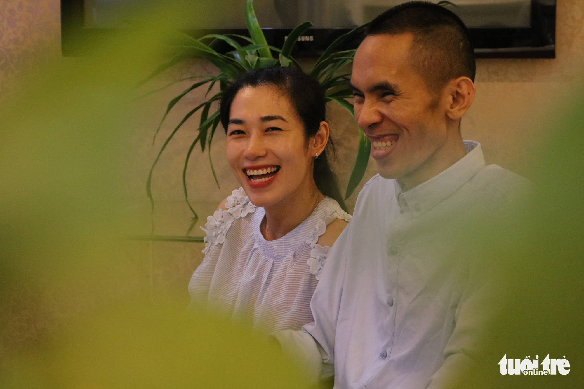 Vượt nghịch cảnh, anh chàng ngồi xe lăn viết sách, tìm được tình yêu 360 nghìn - Ảnh 1. Vượt nghịch cảnh, anh chàng ngồi xe lăn viết sách, tìm được tình yêu 360 nghìn - Ảnh 1.