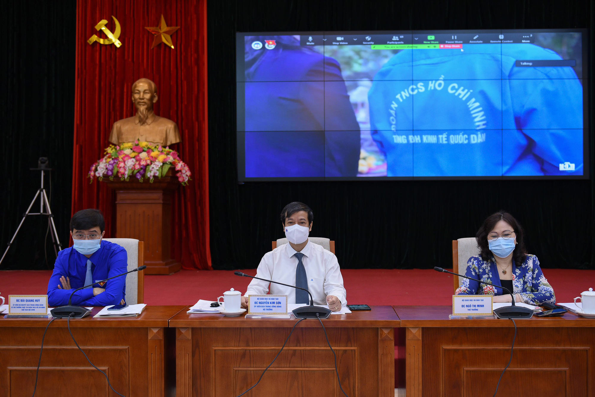 Bộ trưởng Bộ GD-ĐT: Coi giáo dục pháp luật cho thanh thiếu niên là nền tảng - Ảnh 1. Bộ trưởng Bộ GD-ĐT: Coi giáo dục pháp luật cho thanh thiếu niên là nền tảng - Ảnh 1.