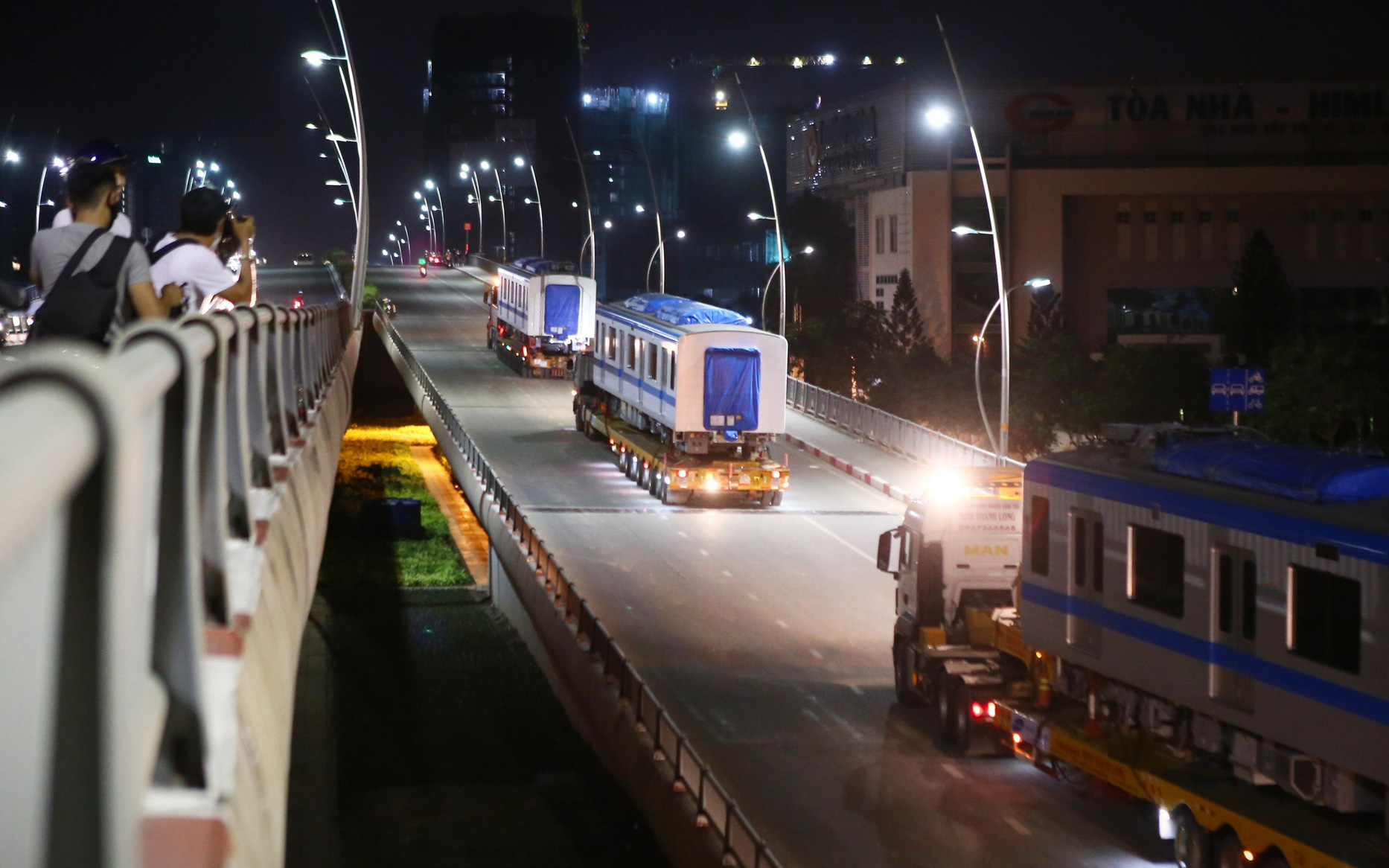 Khách nhí hào hứng tham quan ga ngầm metro, mong sớm được đi tàu điện- Ảnh 2. Suốt đêm đoàn xe siêu trường, siêu trọng mang các toa tàu metro đến với depot Long Bình