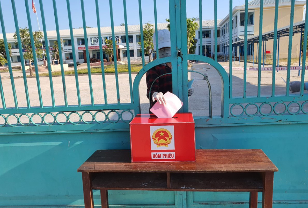 Ngày bầu cử đặc biệt của những người trong khu cách ly - Ảnh 2. Ngày bầu cử đặc biệt của những người trong khu cách ly - Ảnh 2.