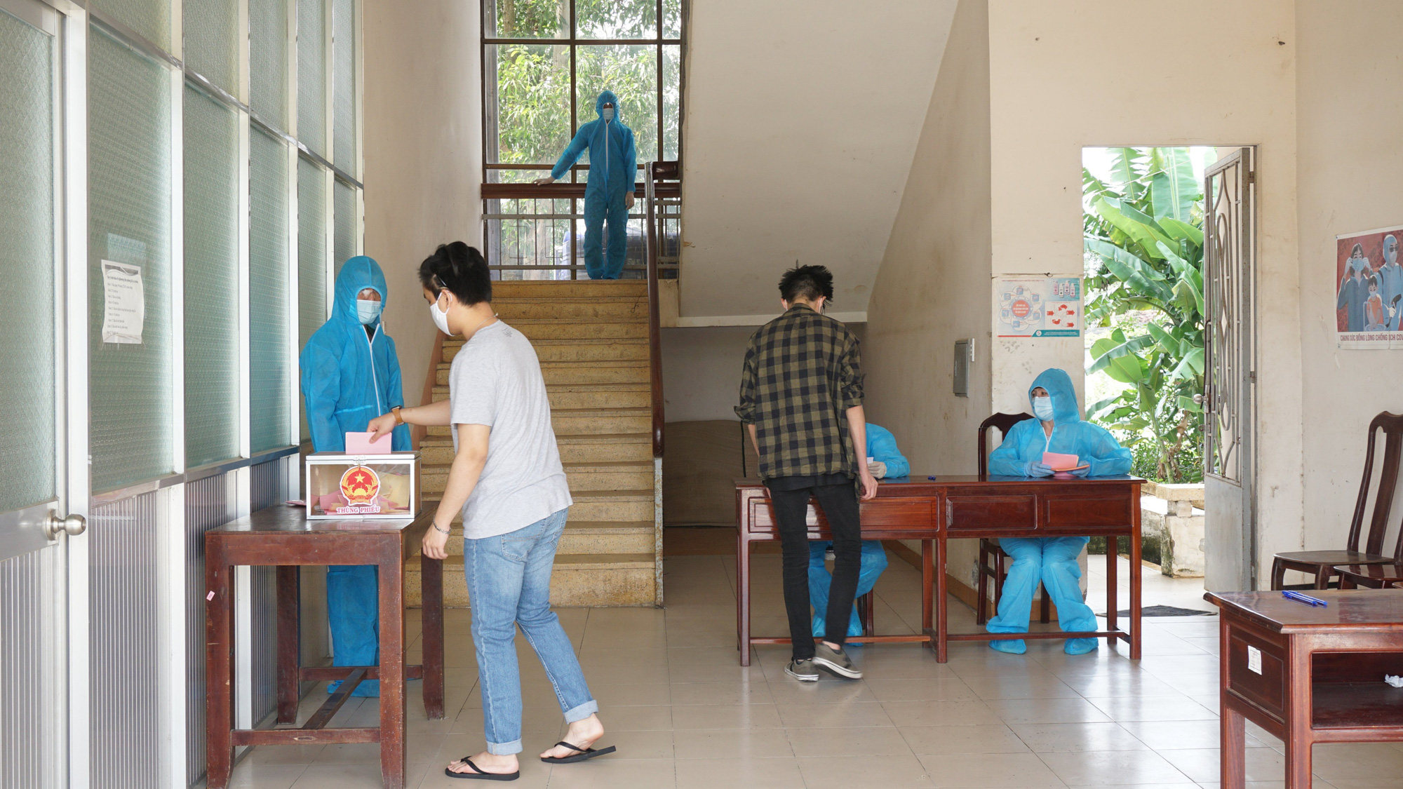 Ngày bầu cử đặc biệt của những người trong khu cách ly - Ảnh 6. Ngày bầu cử đặc biệt của những người trong khu cách ly - Ảnh 6.