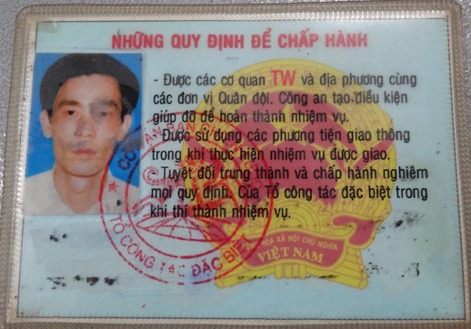 Dám dùng thẻ công vụ đặc biệt giả để gặp 5 người Trung Quốc bị cách ly - Ảnh 1. Dám dùng thẻ công vụ đặc biệt giả để gặp 5 người Trung Quốc bị cách ly - Ảnh 1.