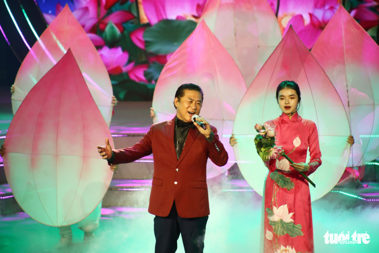 Tạ Minh Tâm, Hiền Thục, Hồ Trung Dũng hát mừng bầu cử - Ảnh 4. Tạ Minh Tâm, Hiền Thục, Hồ Trung Dũng hát mừng bầu cử - Ảnh 4.
