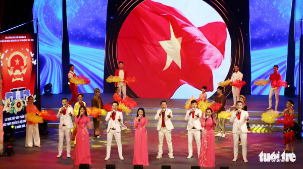 Tạ Minh Tâm, Hiền Thục, Hồ Trung Dũng hát mừng bầu cử - Ảnh 1. Tạ Minh Tâm, Hiền Thục, Hồ Trung Dũng hát mừng bầu cử - Ảnh 1.