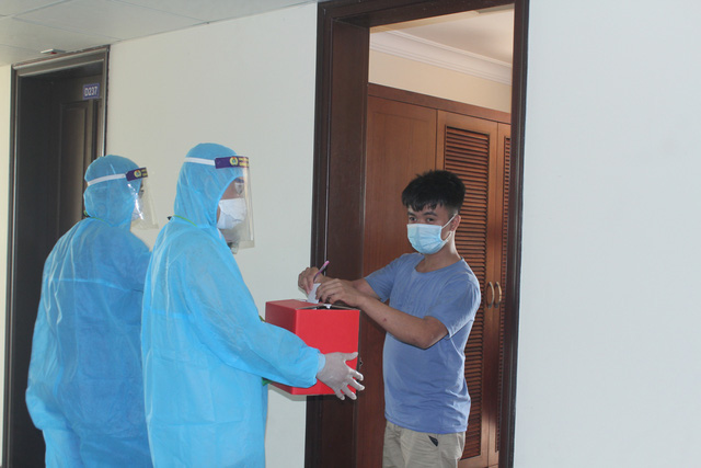 Ngày bầu cử đặc biệt của những người trong khu cách ly - Ảnh 4. Ngày bầu cử đặc biệt của những người trong khu cách ly - Ảnh 4.