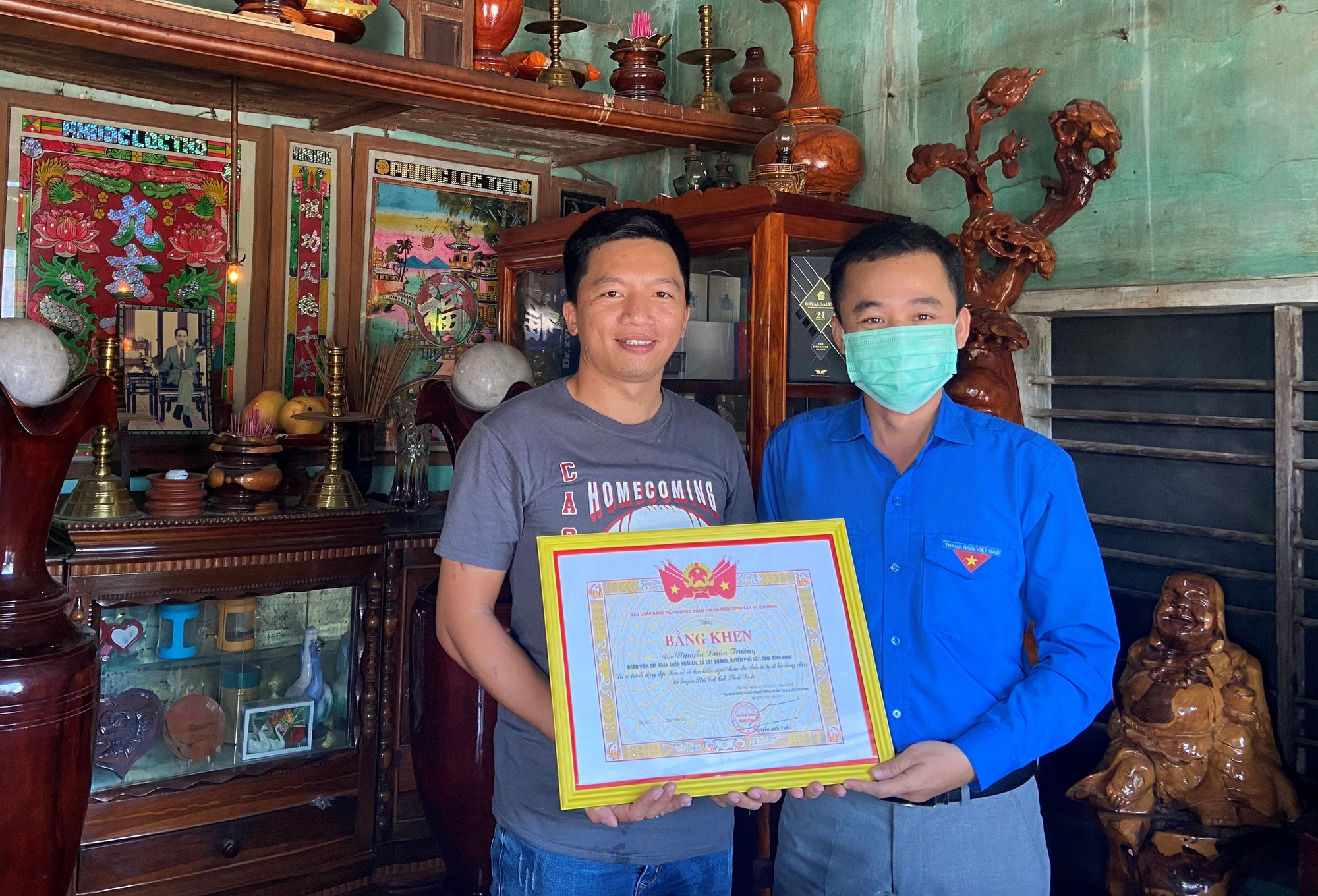 Tài xế dừng xe giúp cháu bé 2 tuổi giữa đêm được Trung ương Đoàn tặng bằng khen - Ảnh 1.